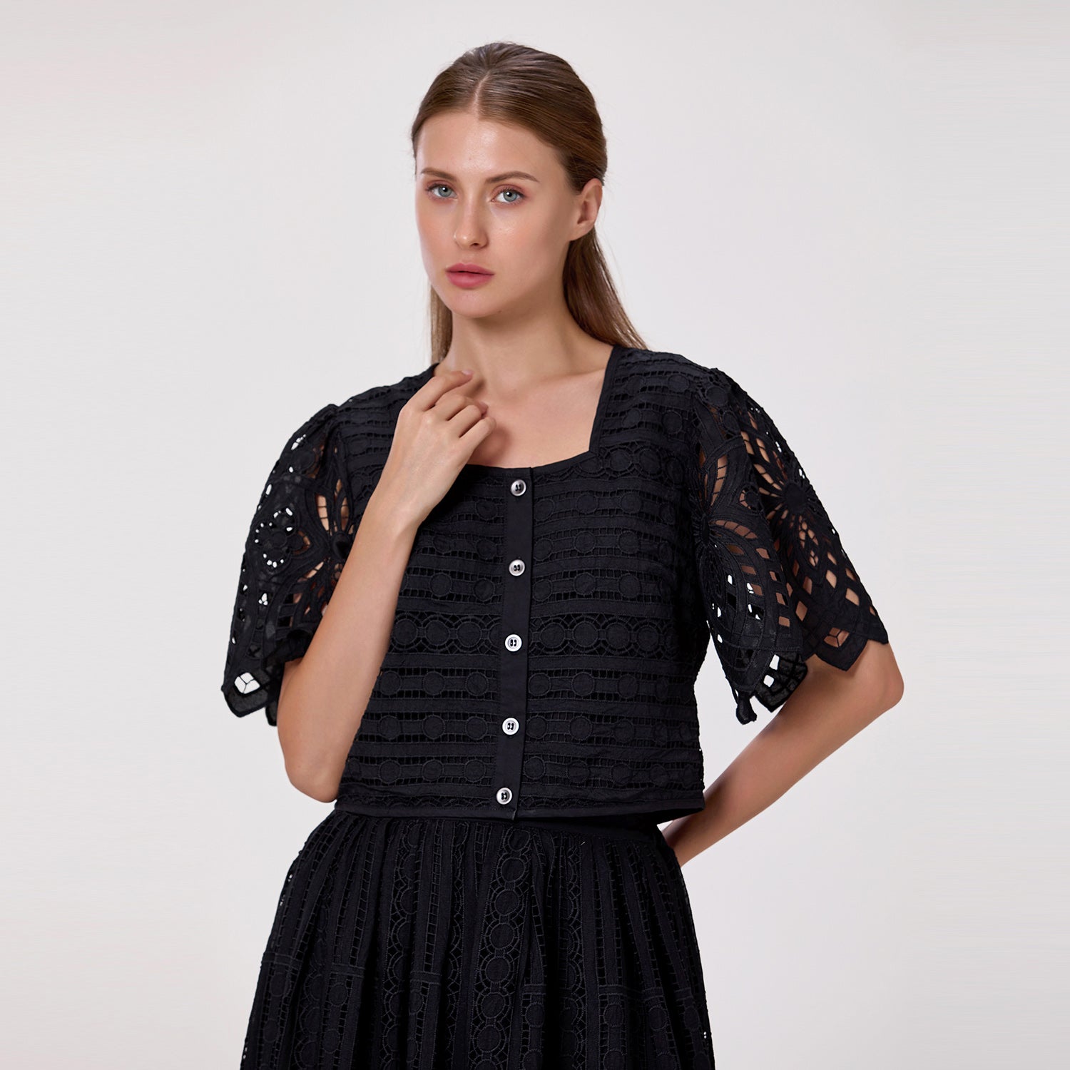 Blouse en dentelle brodée à boutons