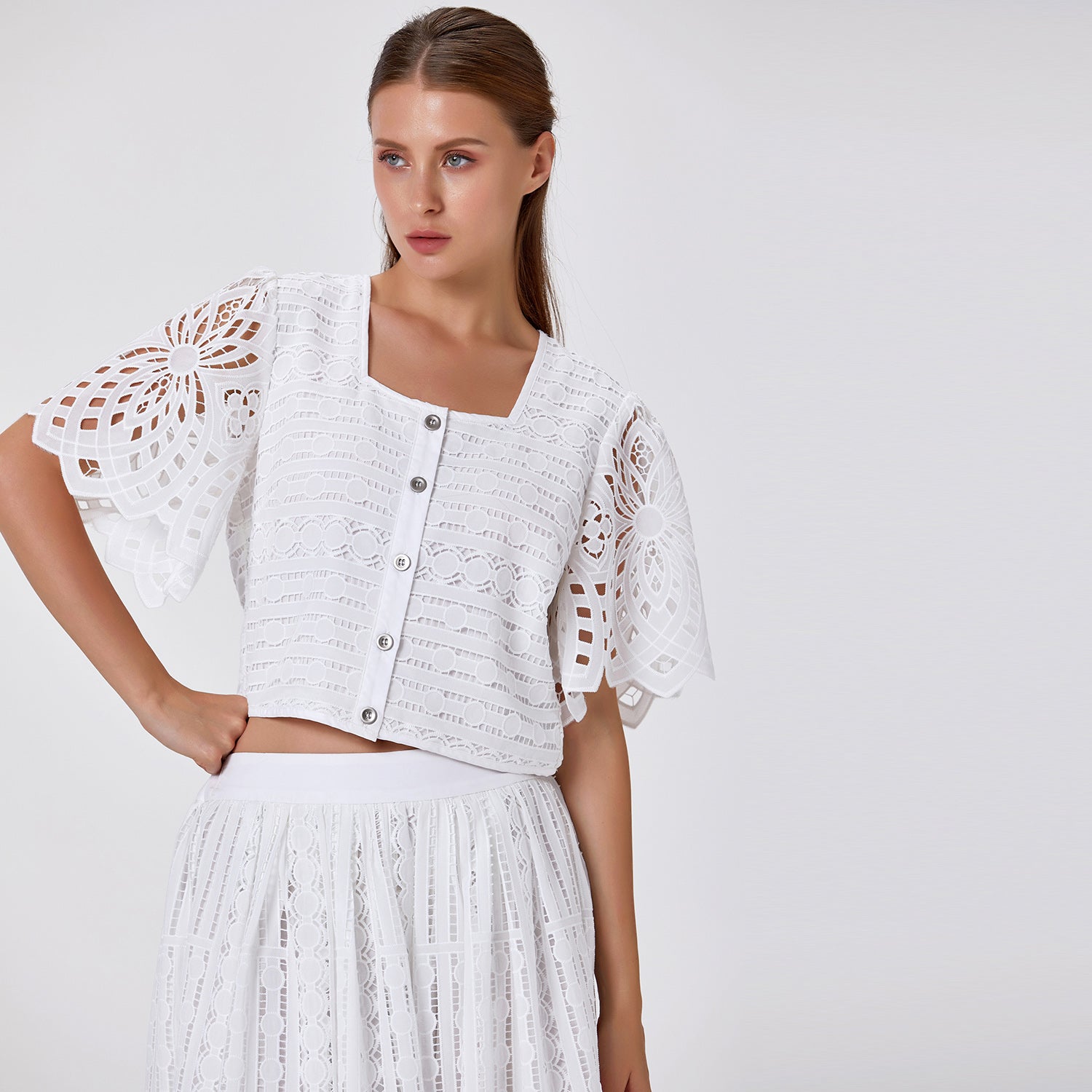 Blouse en dentelle brodée à boutons