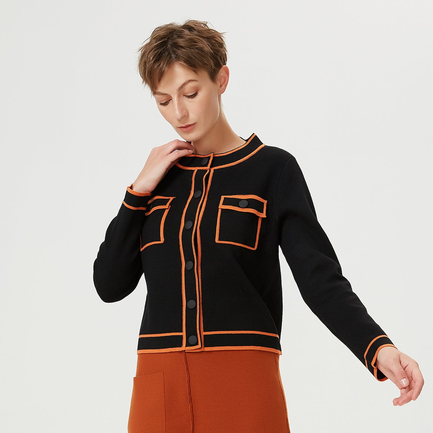 Veste courte maille à liseré contrasté