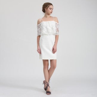 Robe courte à encolure bardot et dentelle