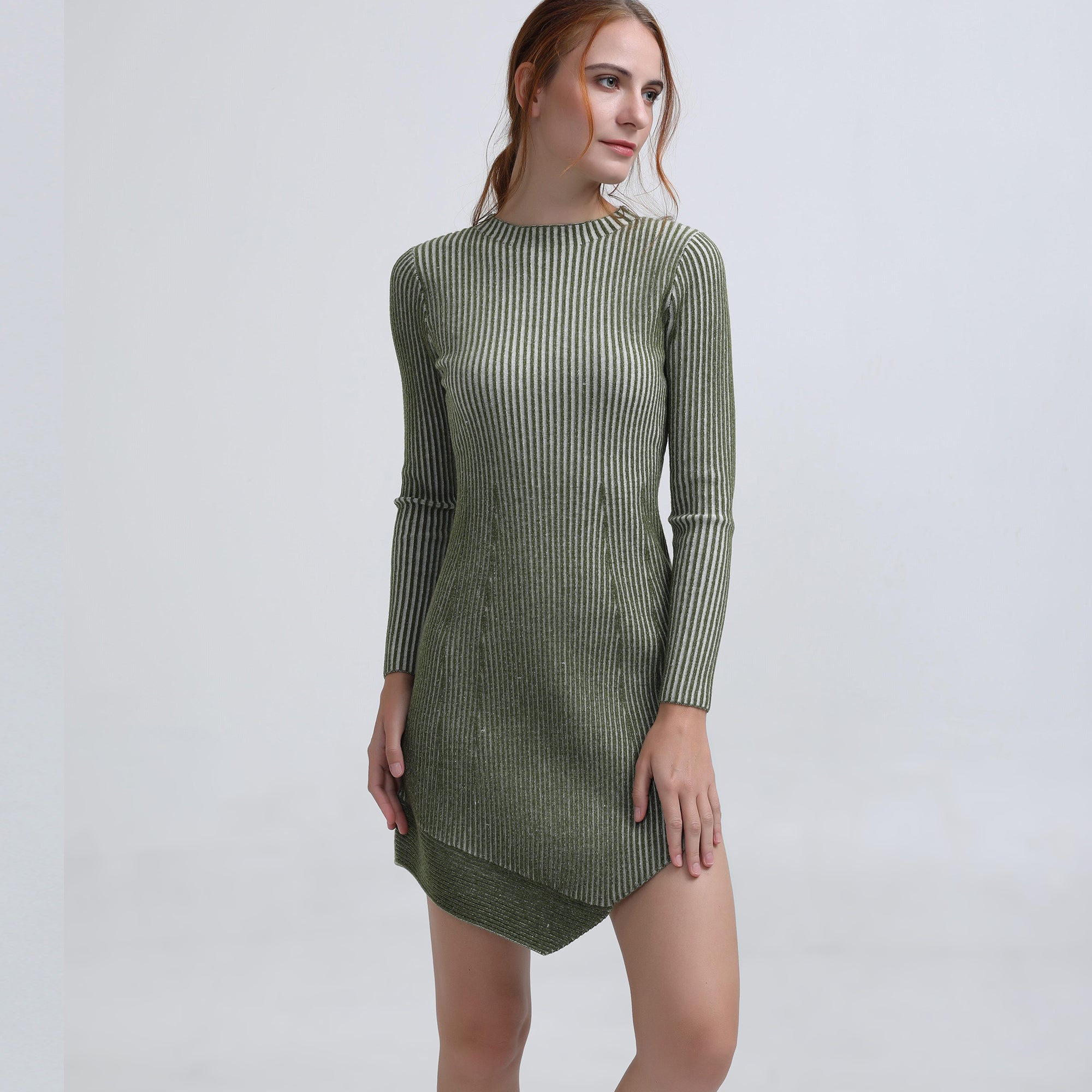 Robe courte asymétrique en maille côtelée