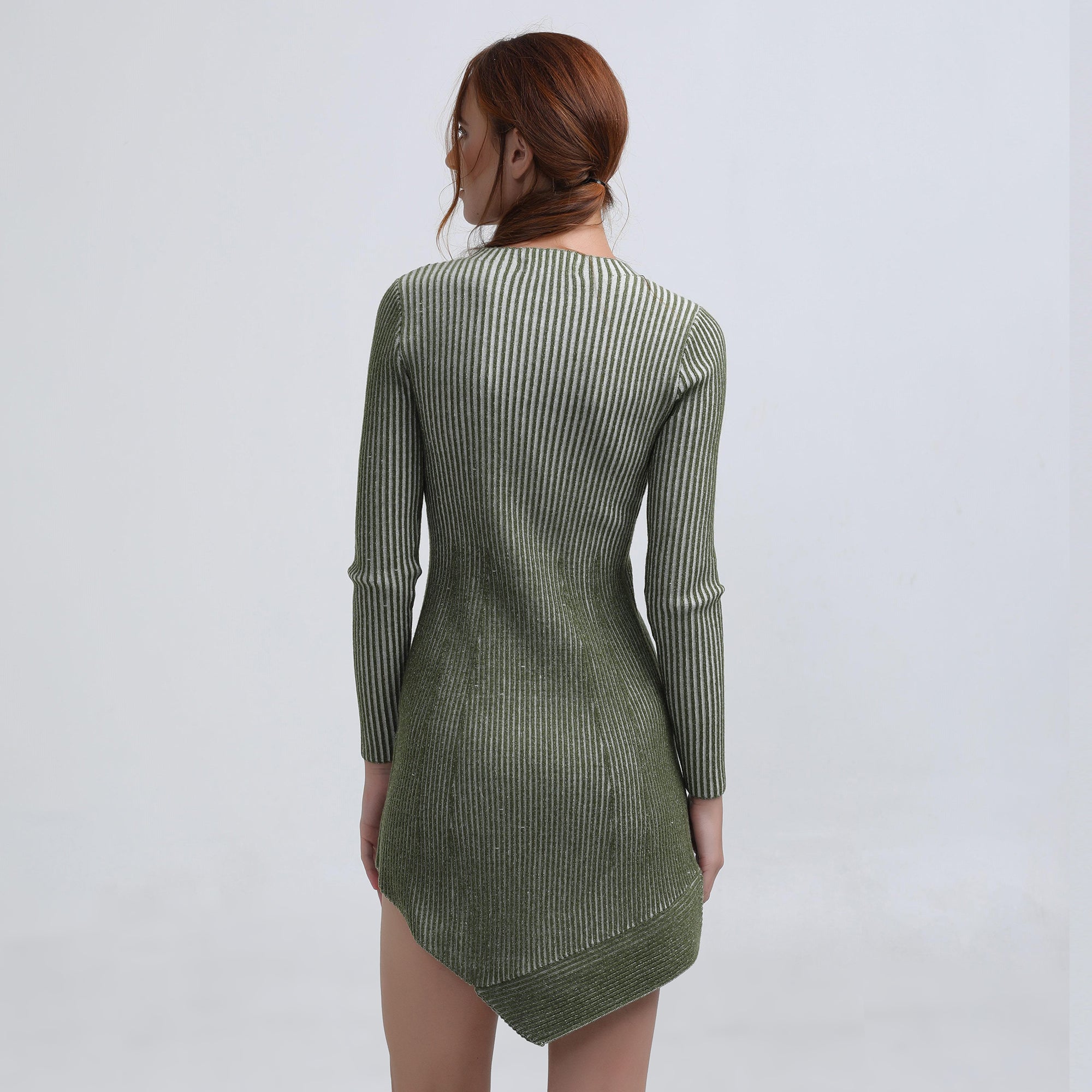 Robe courte asymétrique en maille côtelée