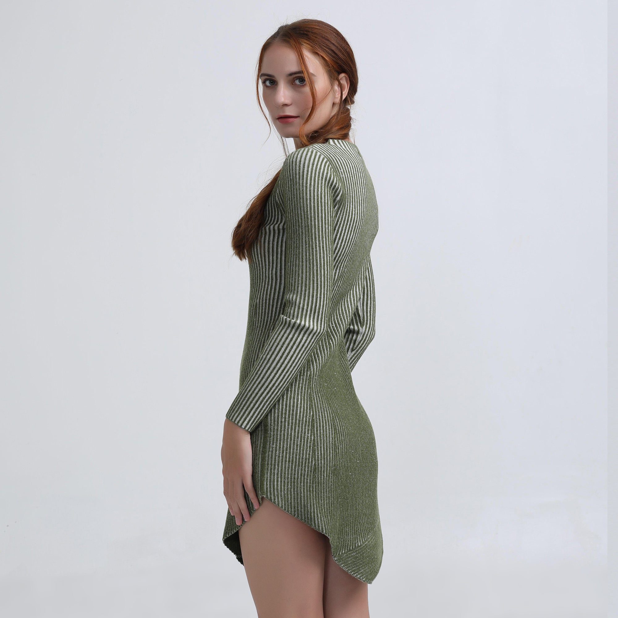 Robe courte asymétrique en maille côtelée