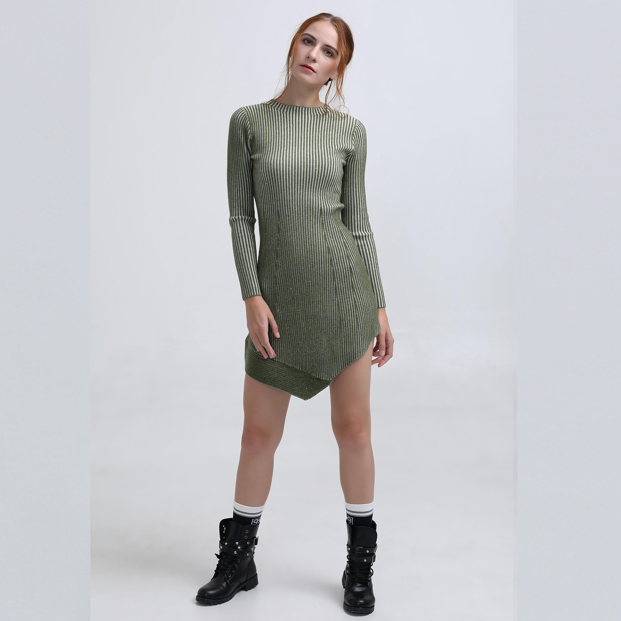 Robe courte asymétrique en maille côtelée