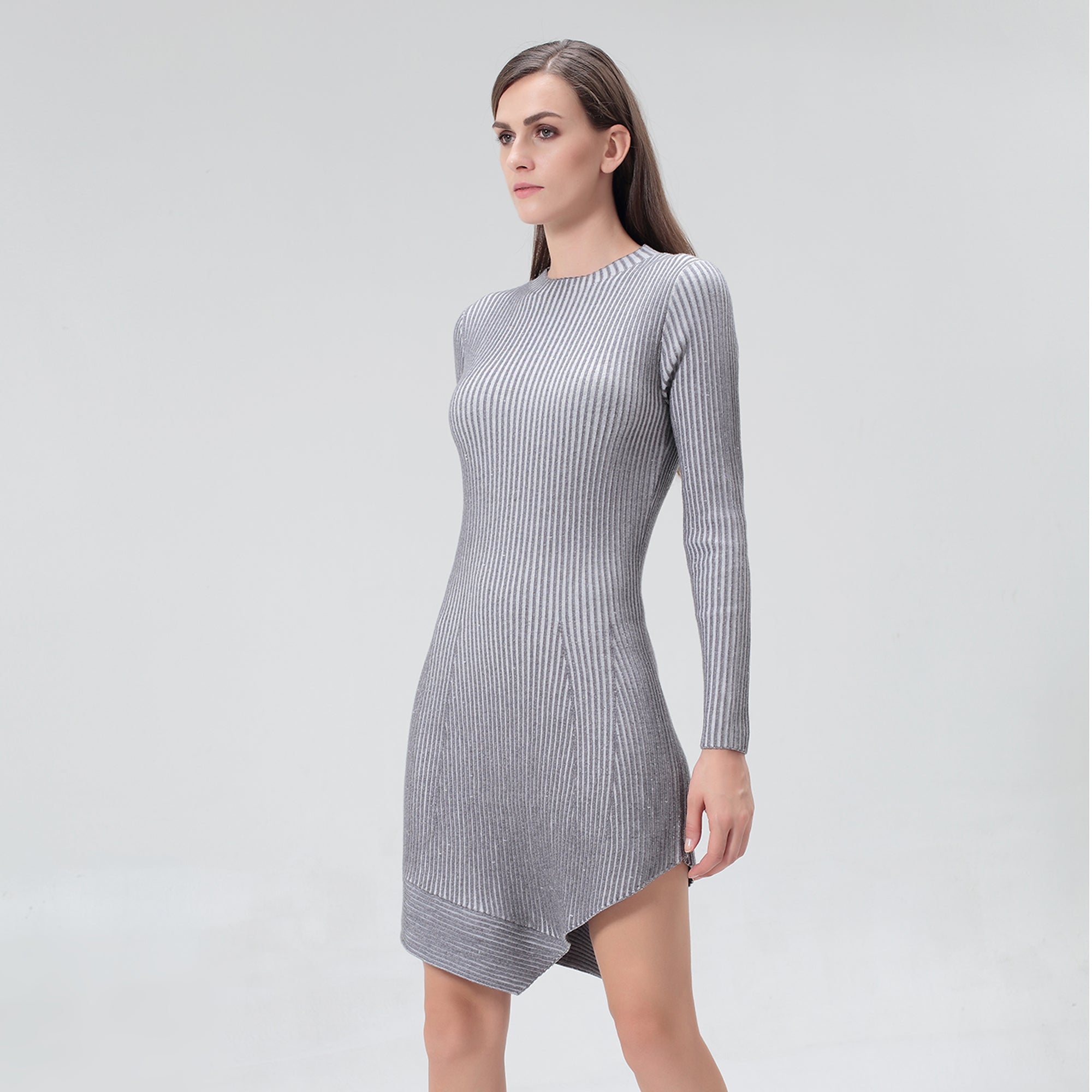 Robe courte asymétrique en maille côtelée