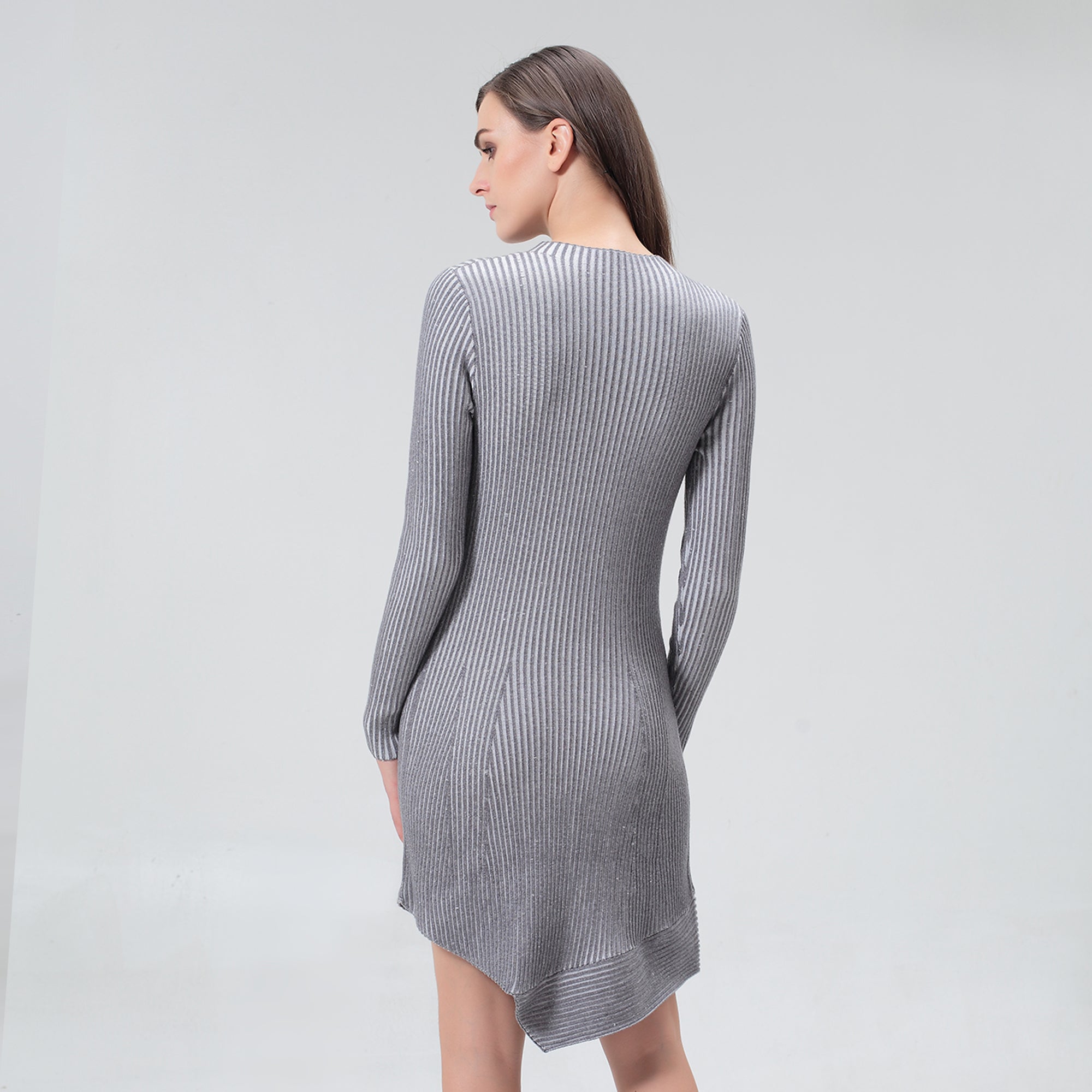 Robe courte asymétrique en maille côtelée