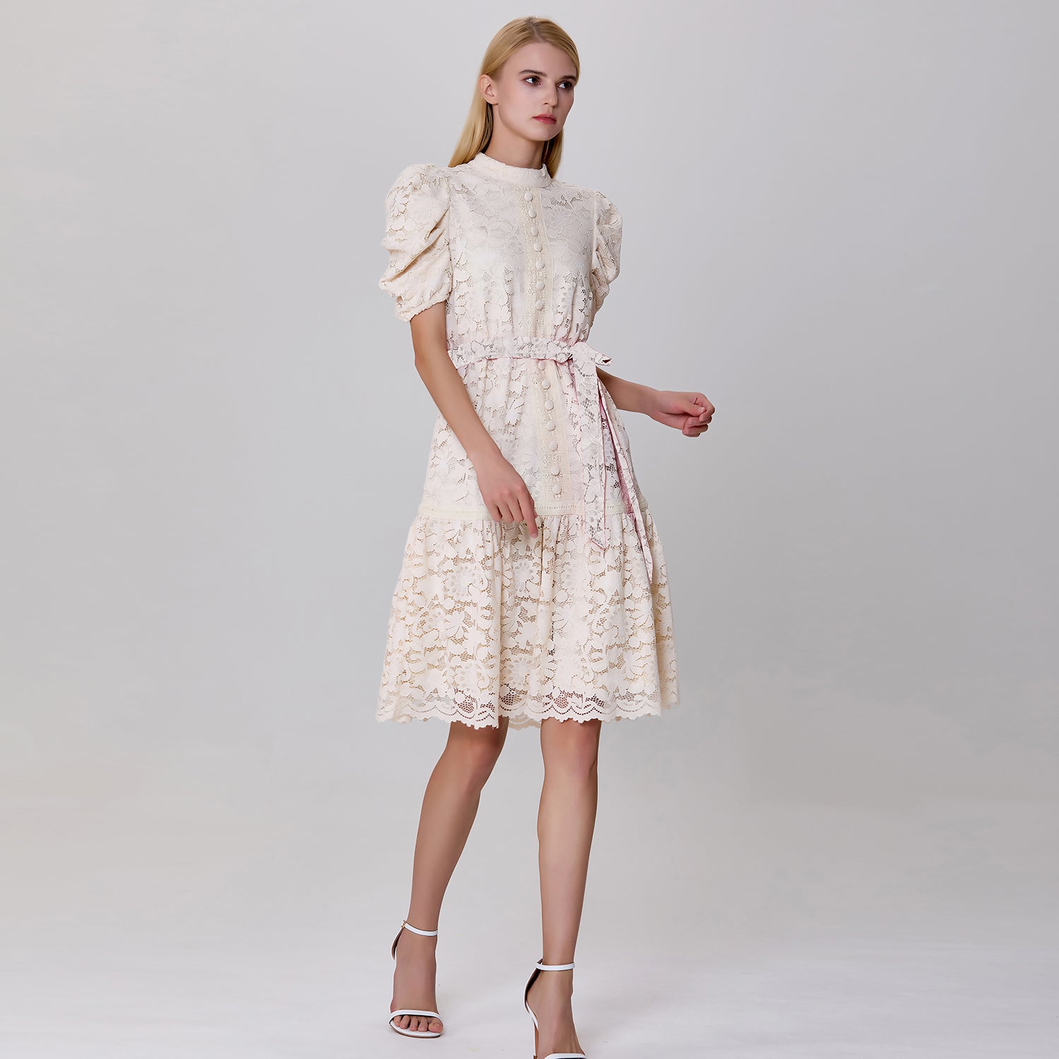 Robe chemisier ajustée et évasée tout en dentelle