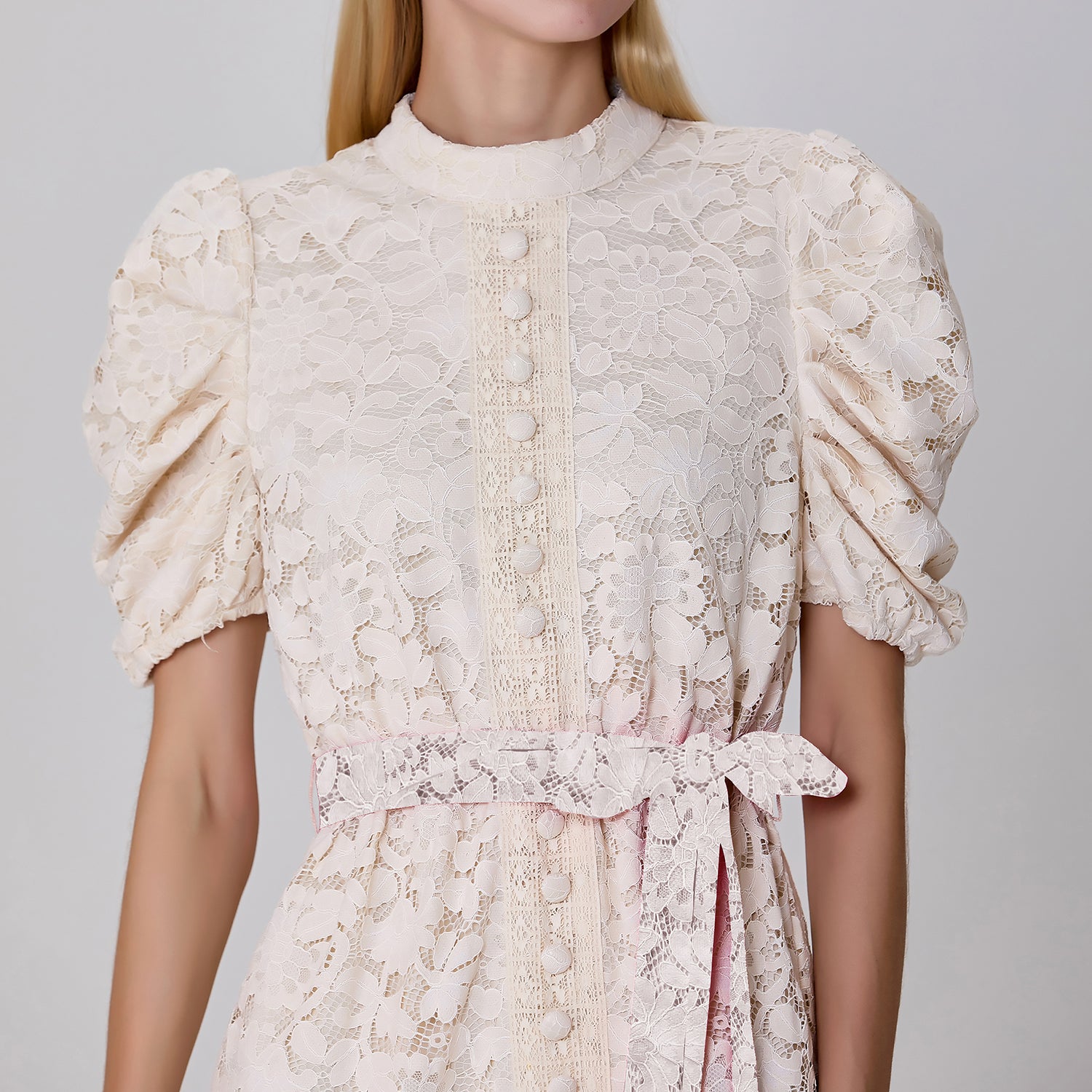 Robe chemisier ajustée et évasée tout en dentelle