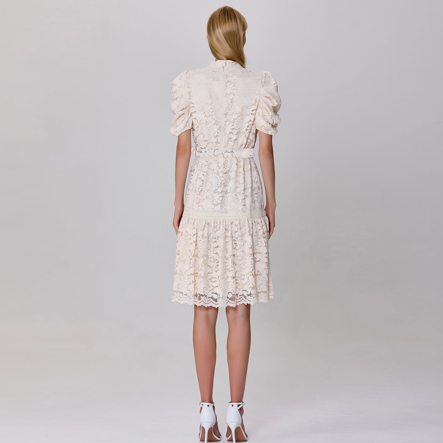Robe chemisier ajustée et évasée tout en dentelle