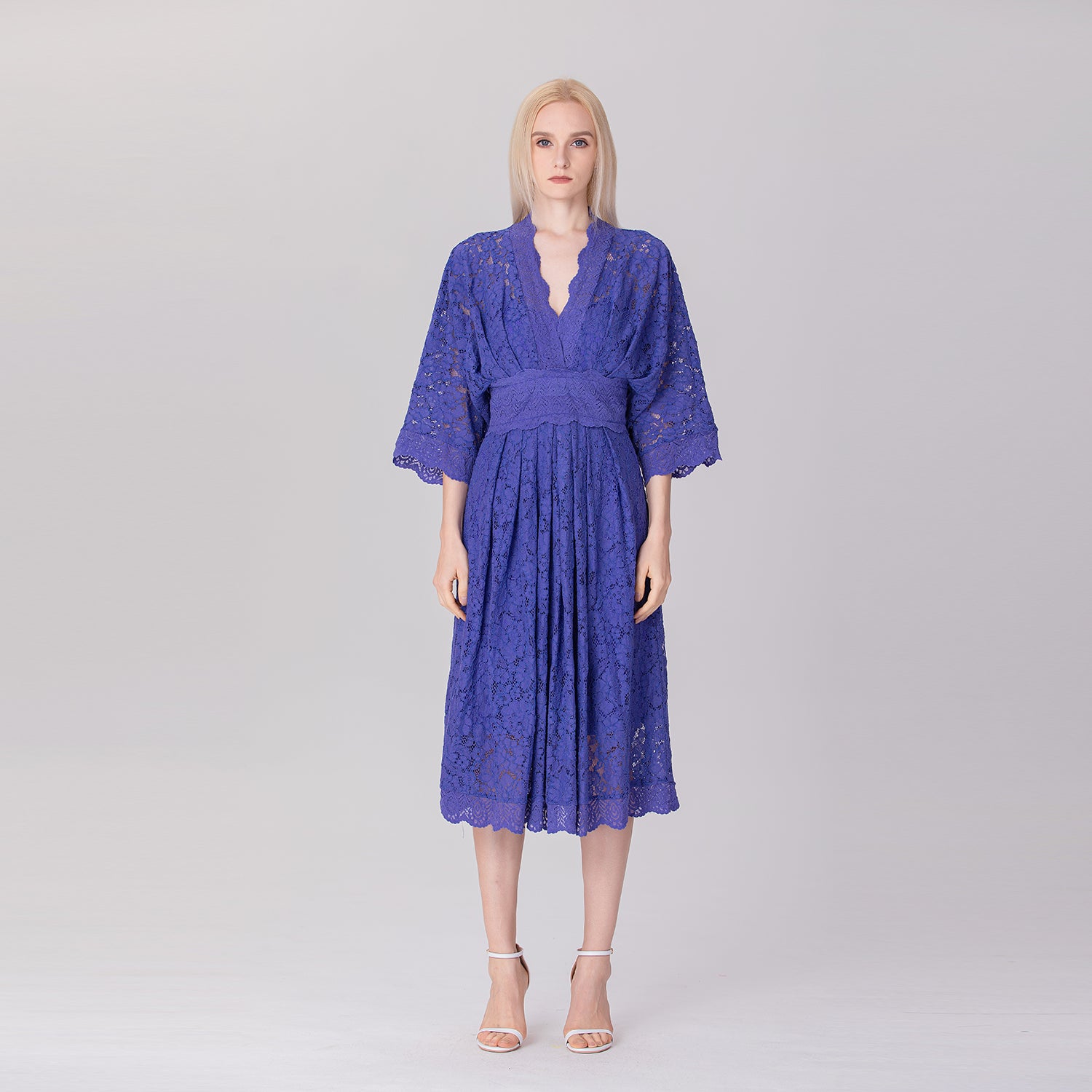 Robe en dentelle à col V et manches kimono