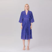 Robe en dentelle à col V et manches kimono