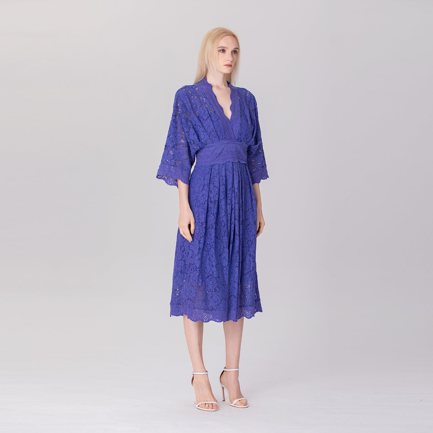 Robe en dentelle à col V et manches kimono