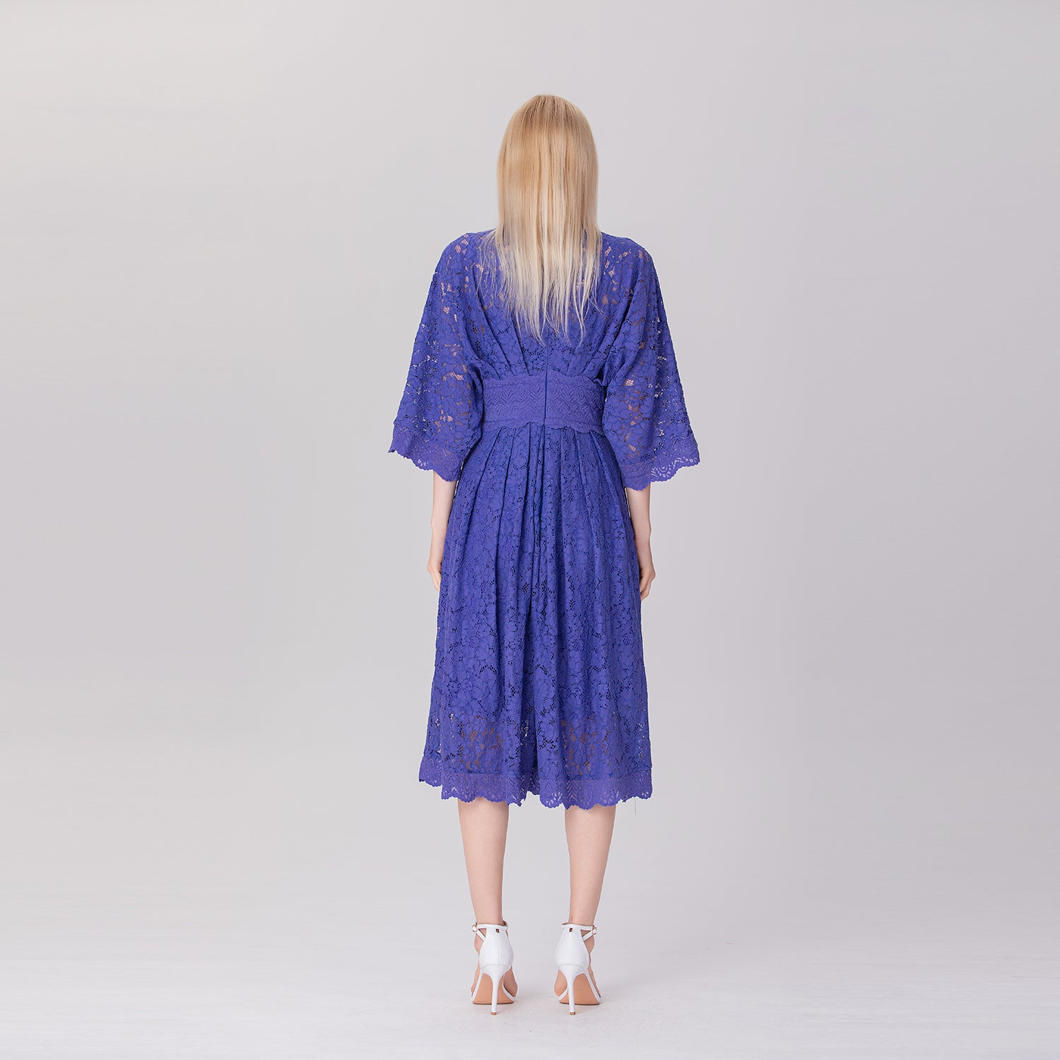 Robe en dentelle à col V et manches kimono