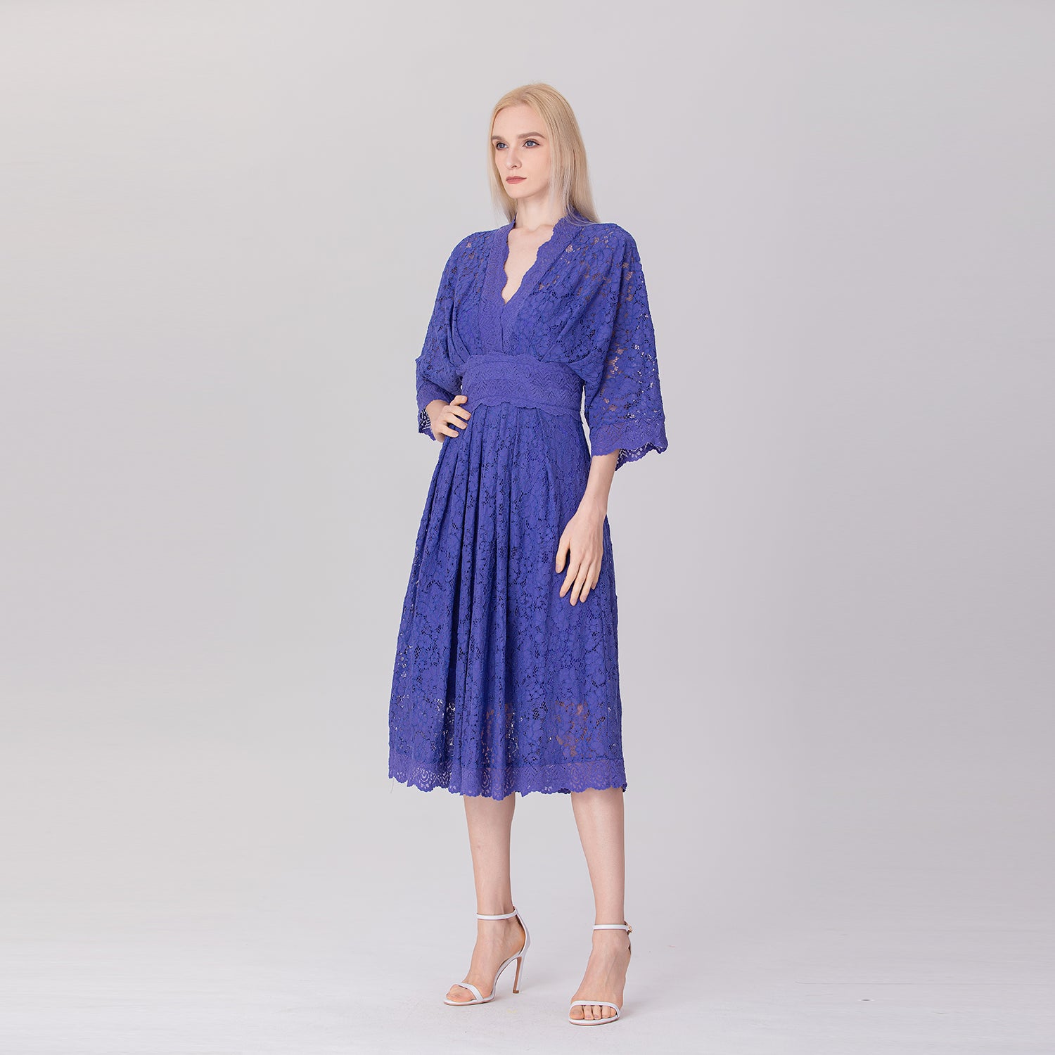 Robe en dentelle à col V et manches kimono