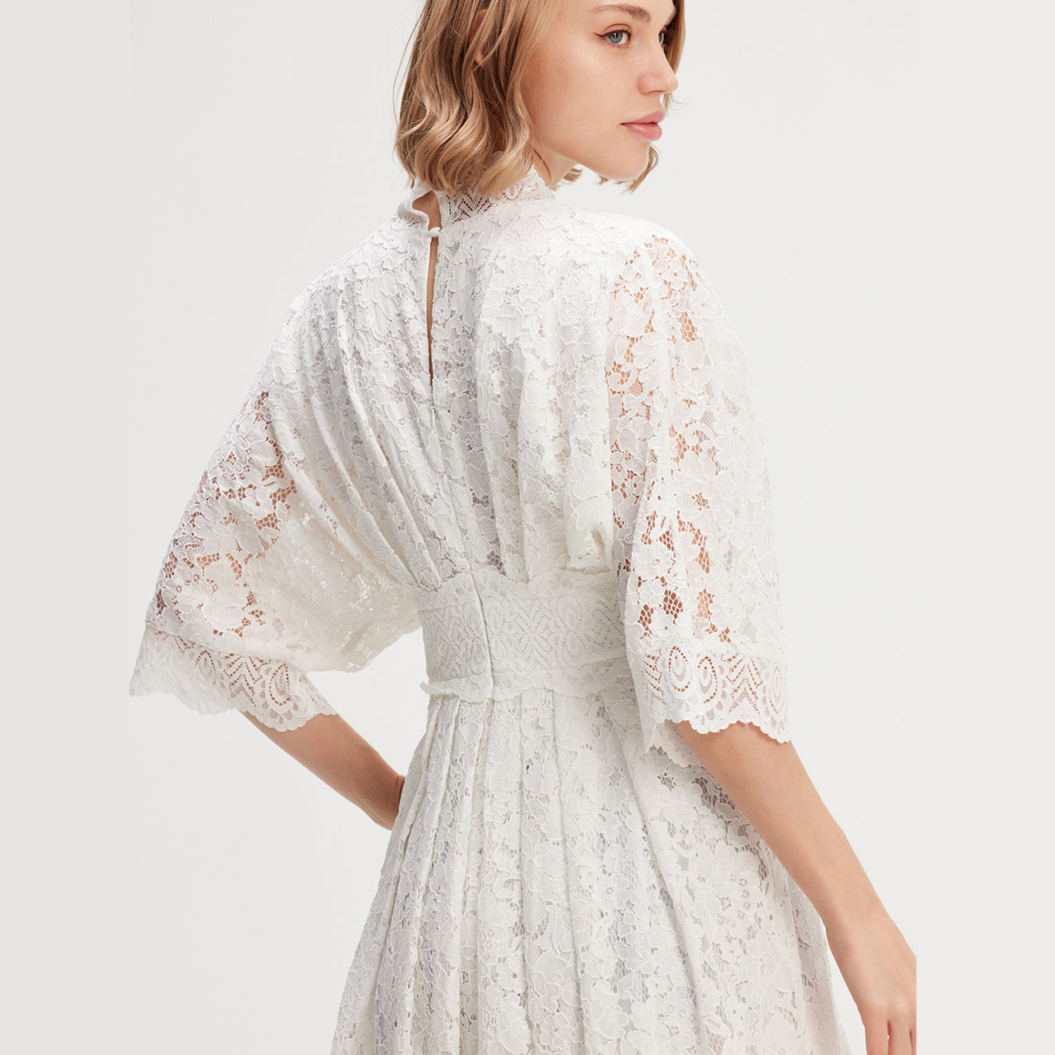 Robe dentelle manches kimono