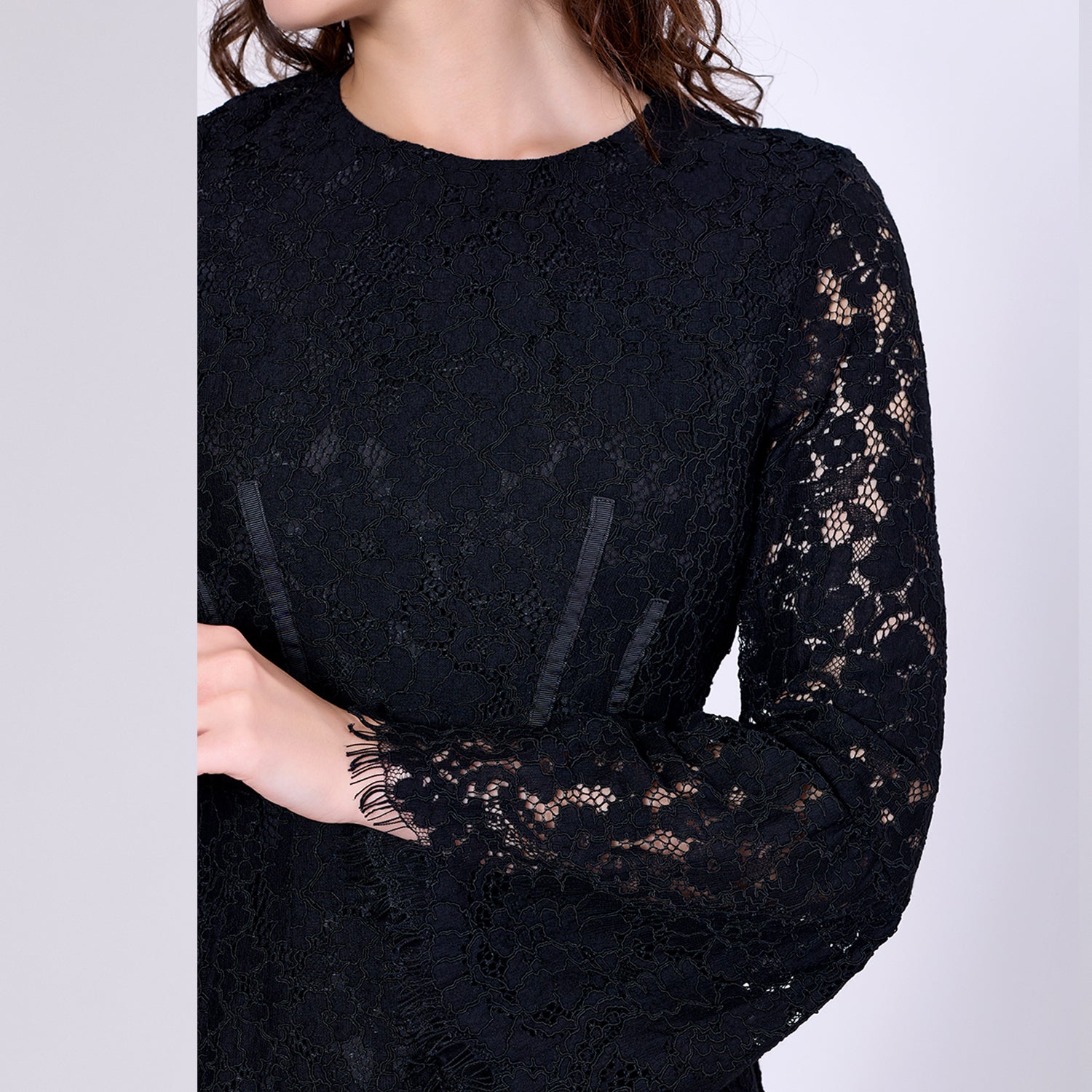 Robe en dentelle ajustée à lignes bustier et manches tulipes