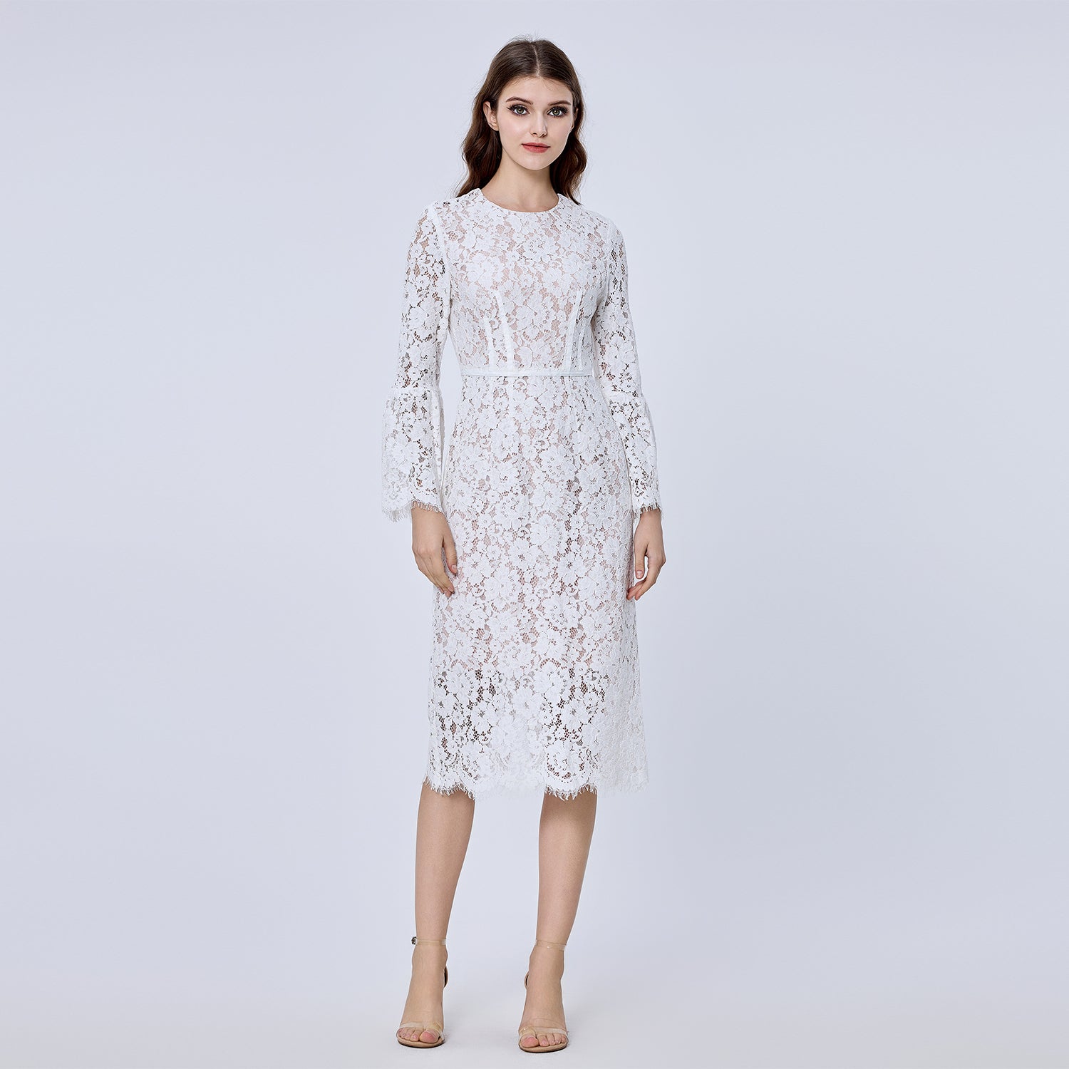 Robe en dentelle ajustée à lignes bustier et manches tulipes