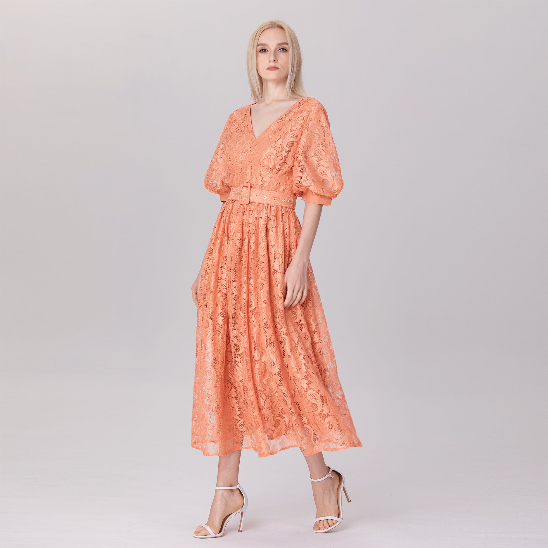 Robe dentelle à manches bouffantes et ceinture