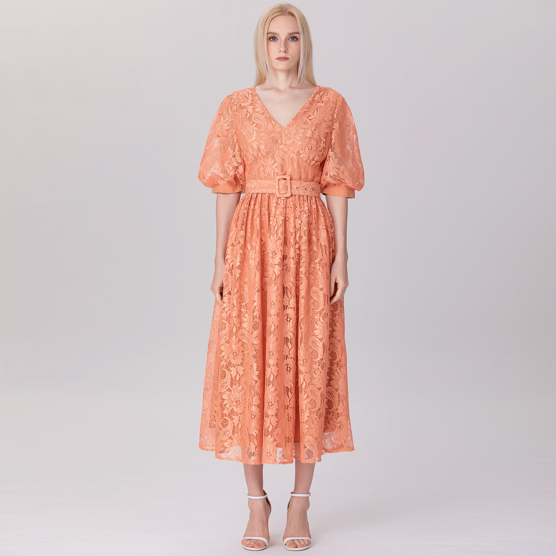 Robe dentelle à manches bouffantes et ceinture