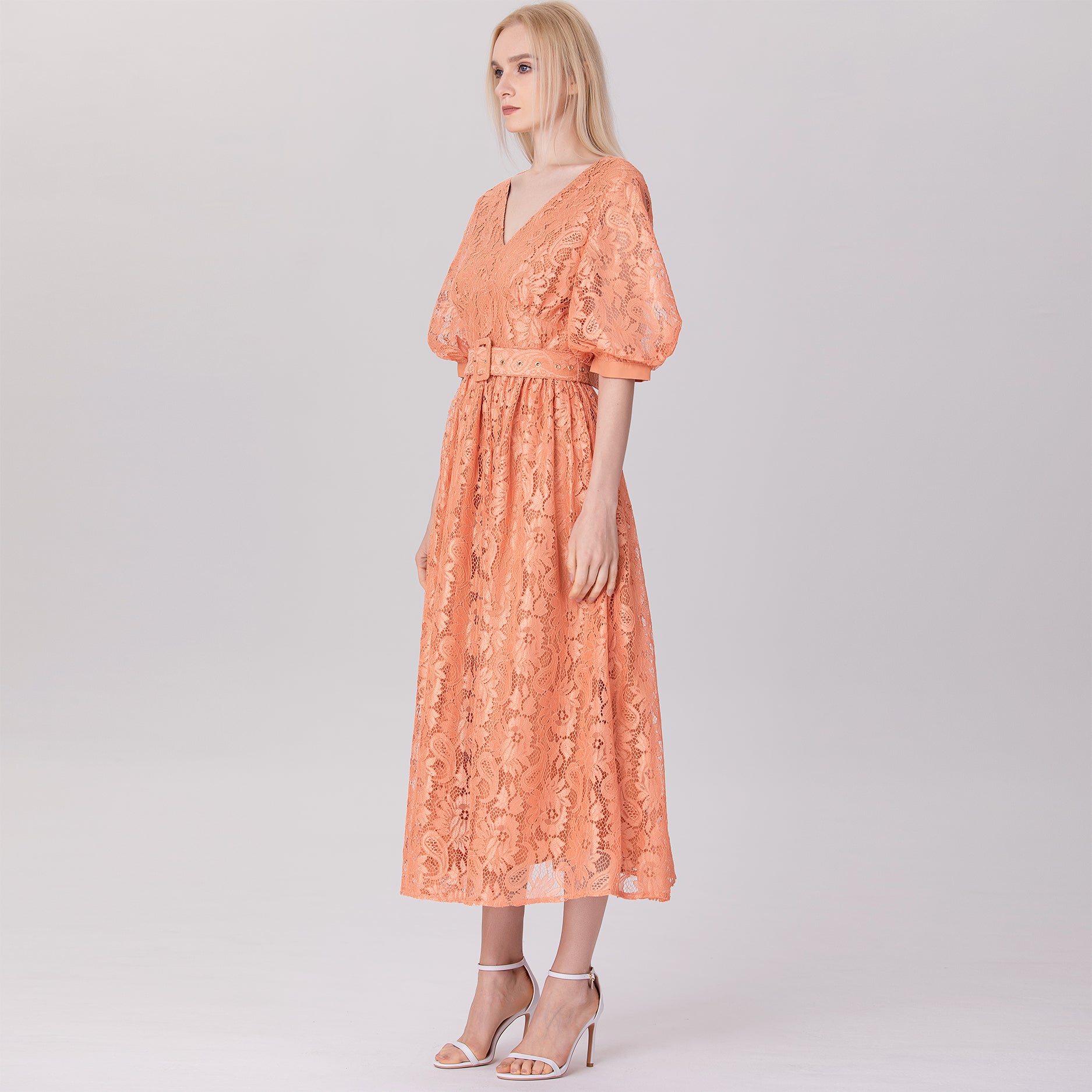 Robe dentelle à manches bouffantes et ceinture