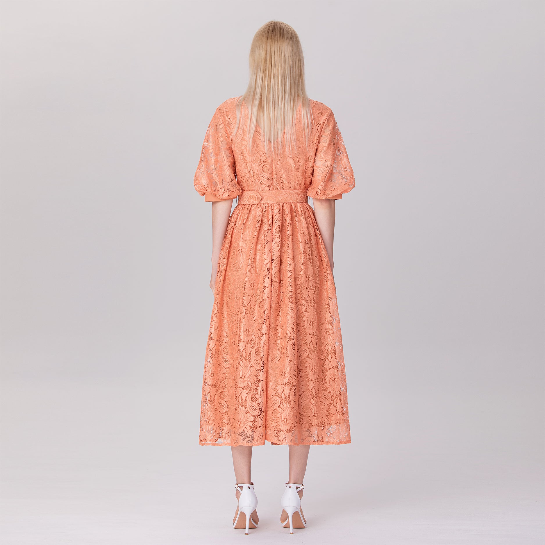 Robe dentelle à manches bouffantes et ceinture