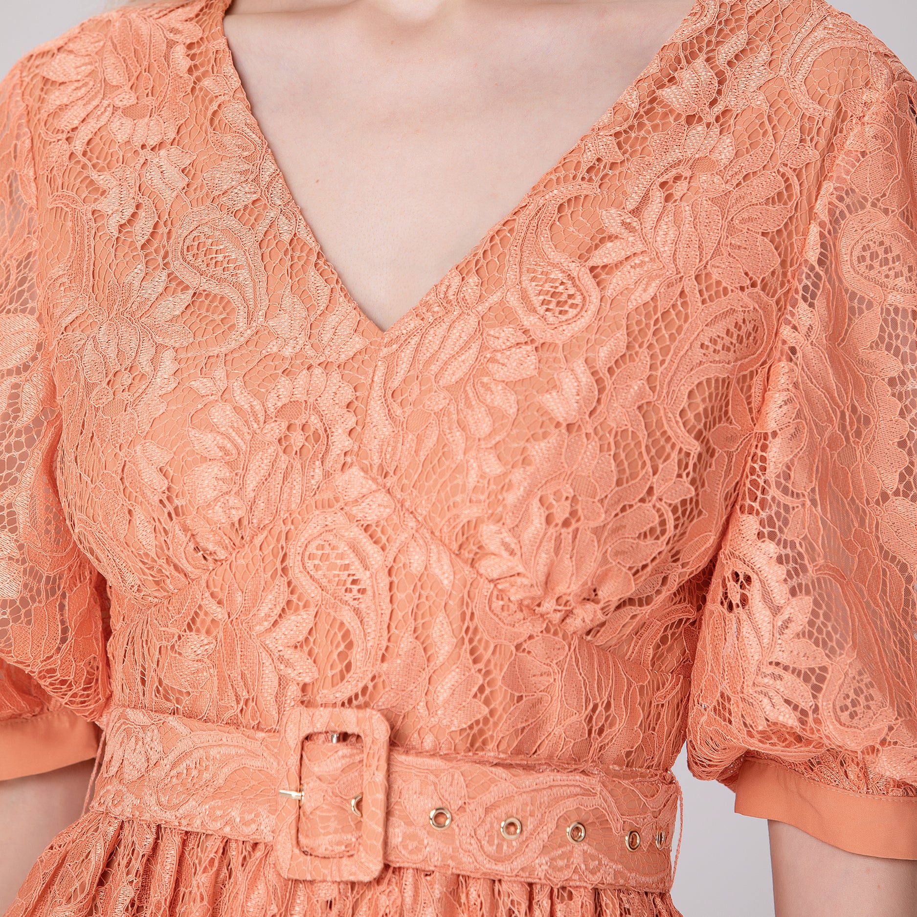 Robe dentelle à manches bouffantes et ceinture