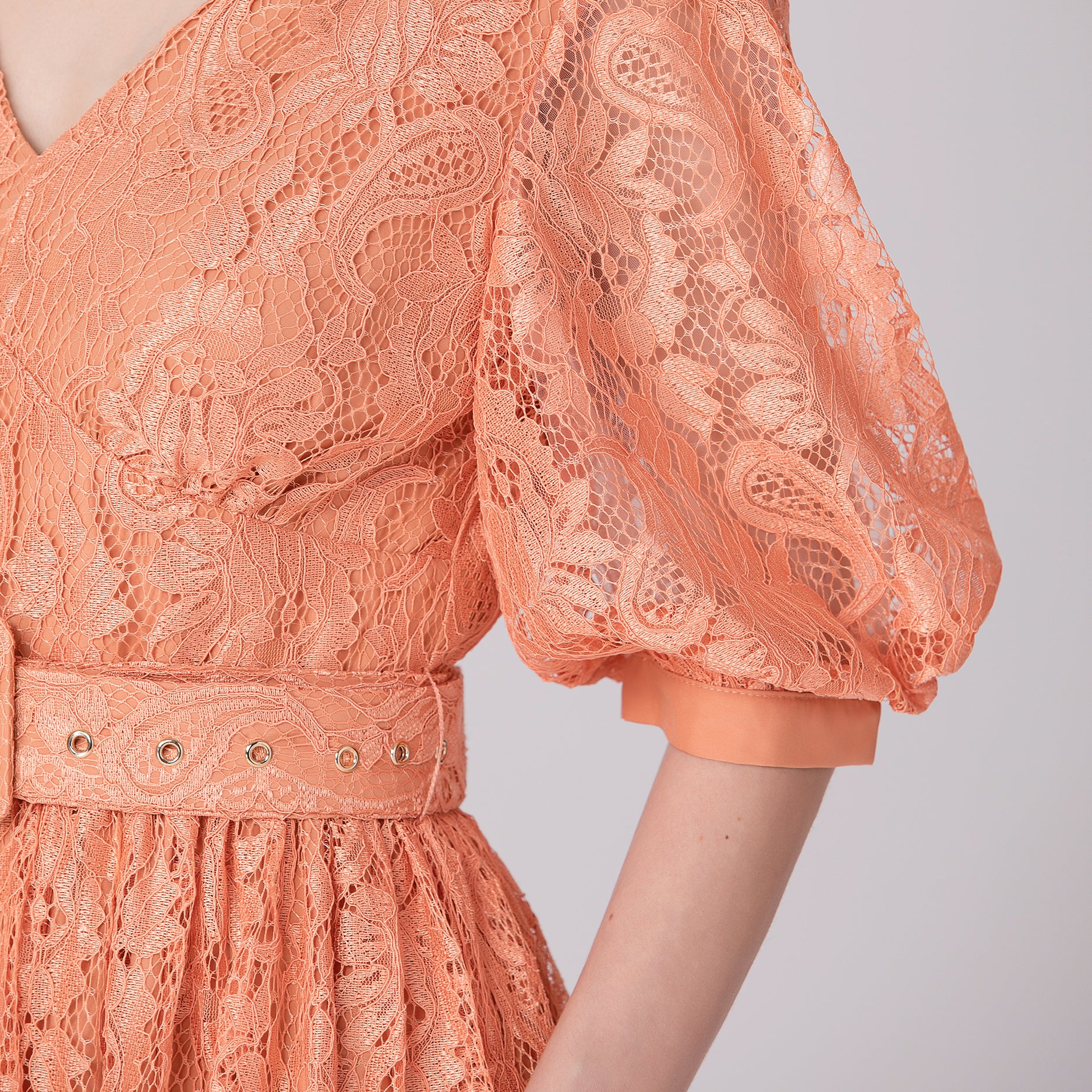 Robe dentelle à manches bouffantes et ceinture