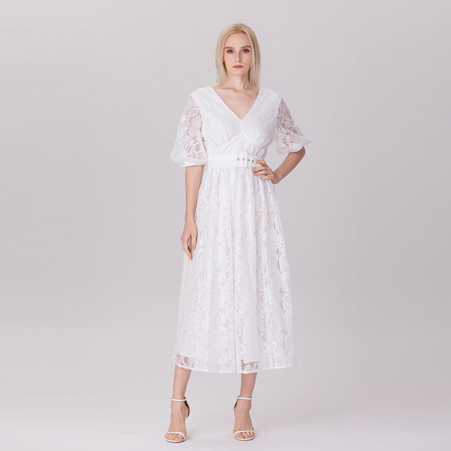Robe dentelle à manches bouffantes et ceinture
