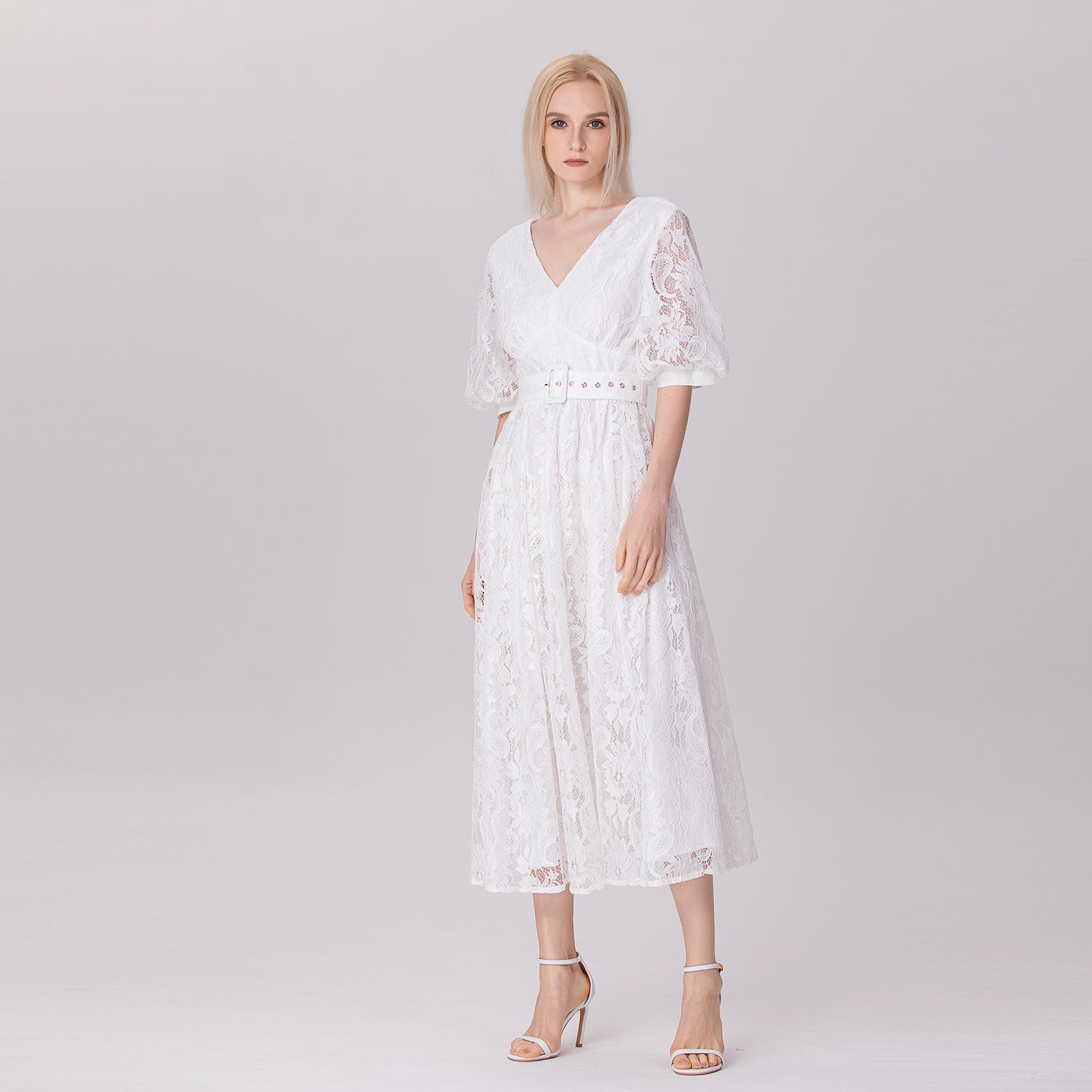Robe dentelle à manches bouffantes et ceinture
