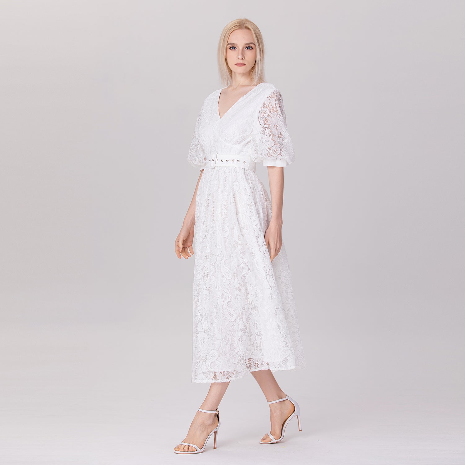 Robe dentelle à manches bouffantes et ceinture