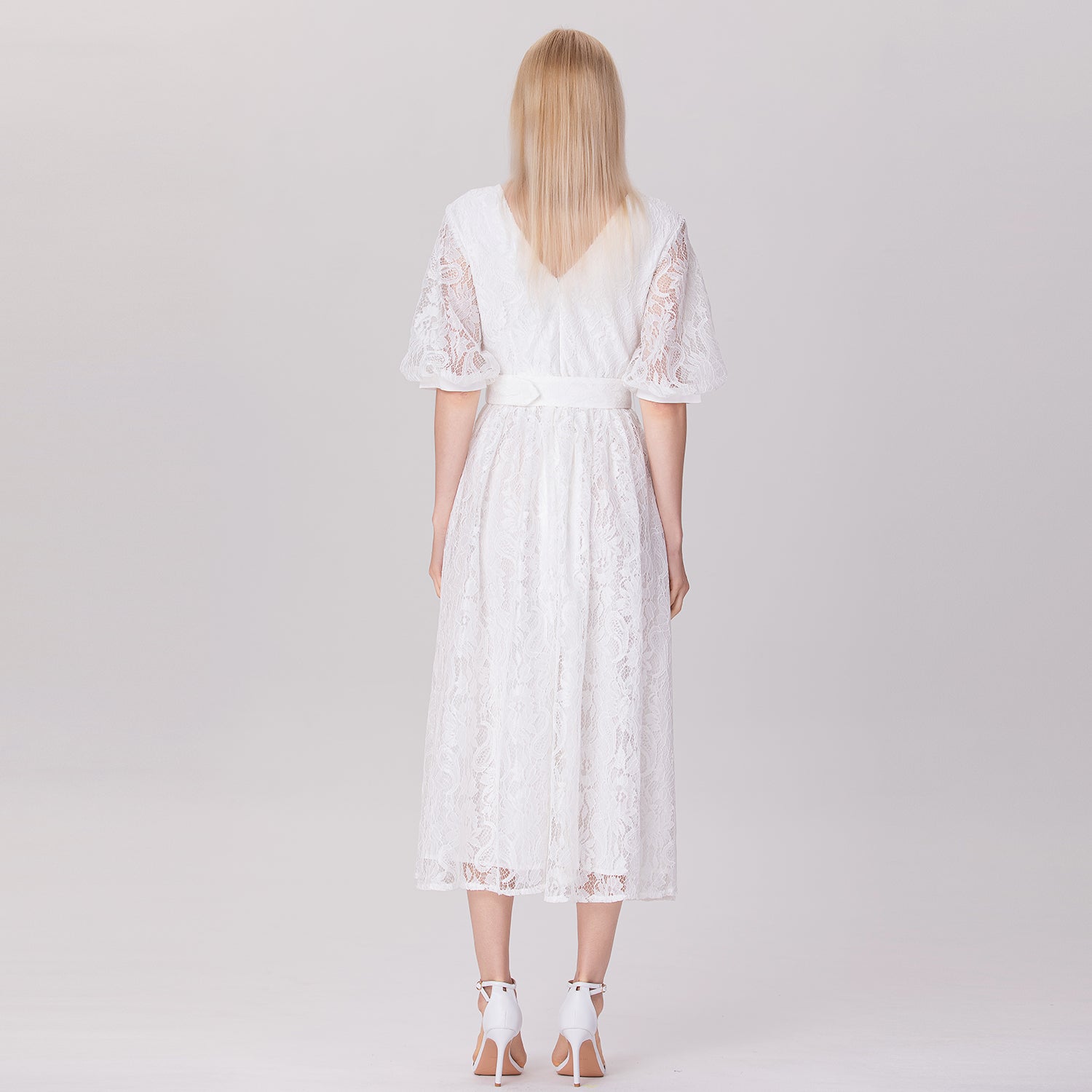 Robe dentelle à manches bouffantes et ceinture