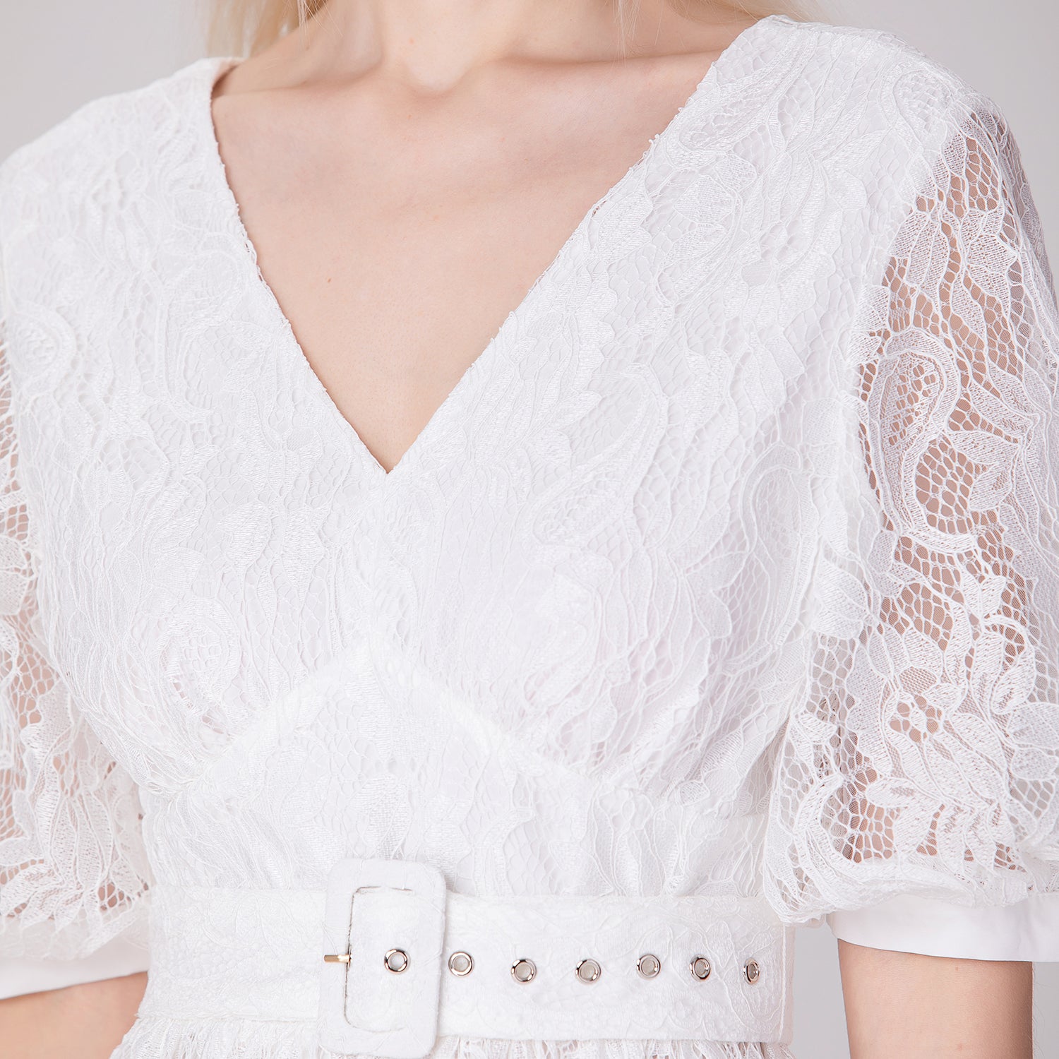 Robe dentelle à manches bouffantes et ceinture