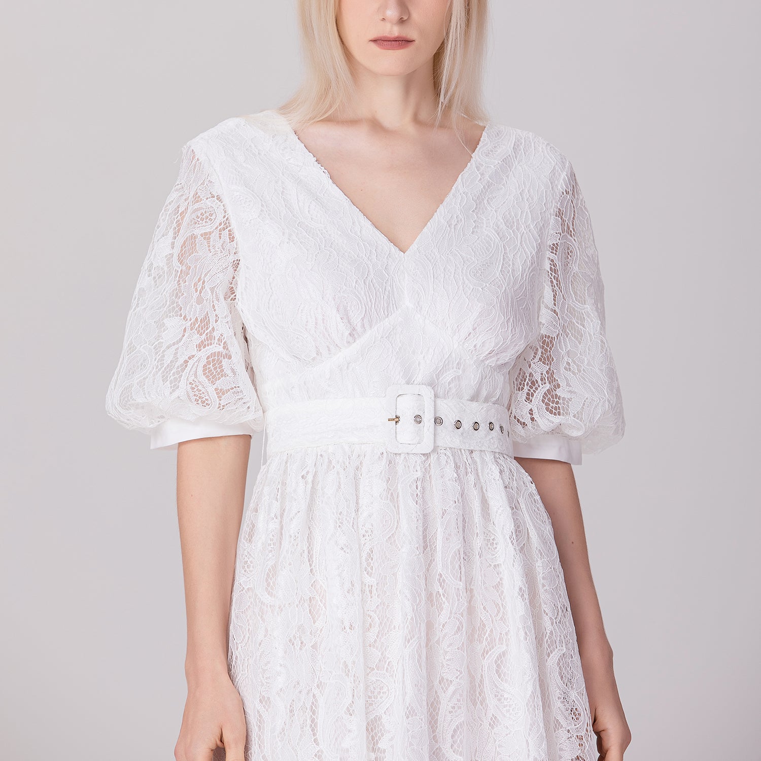 Robe dentelle à manches bouffantes et ceinture
