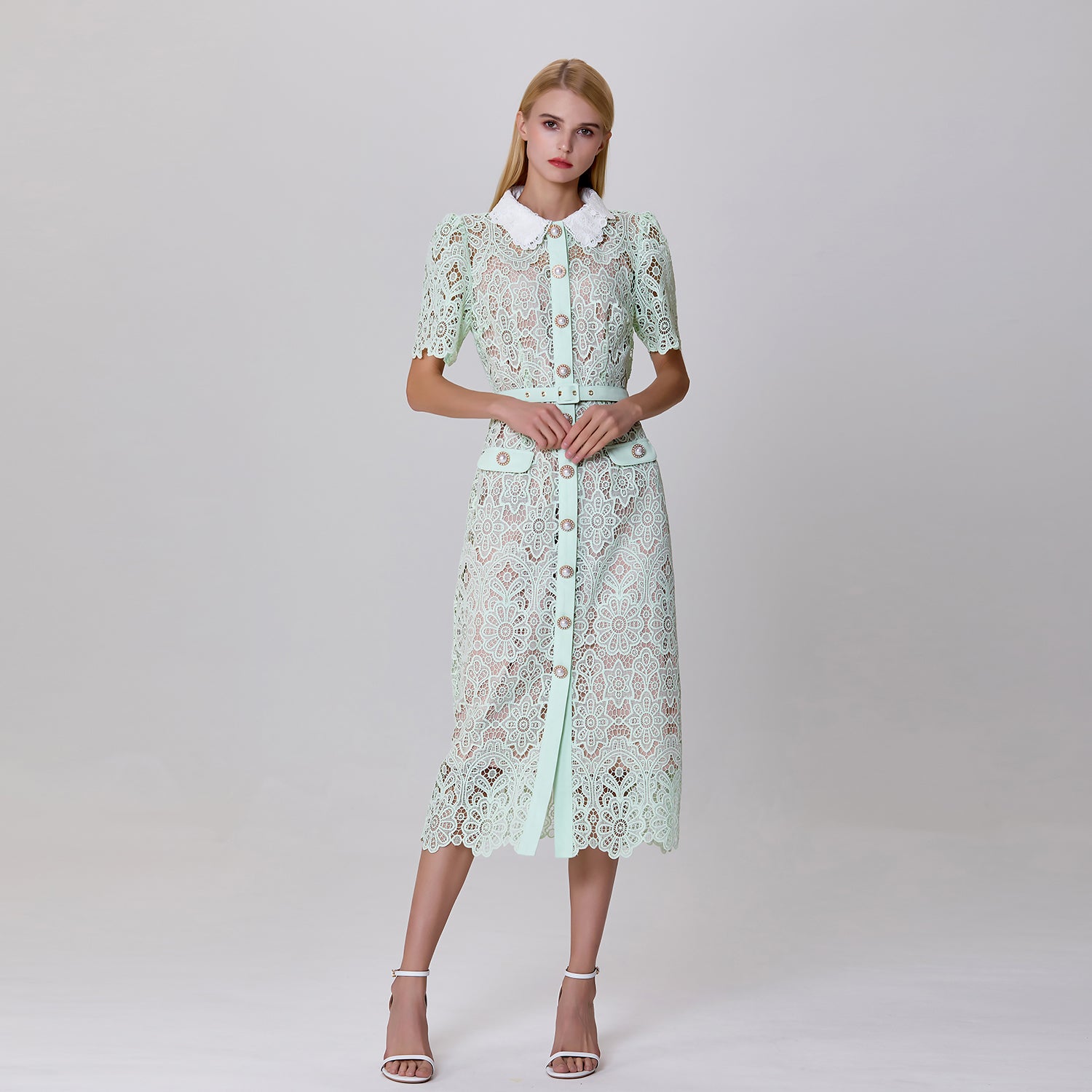 Robe boutonnée en dentelle transparente