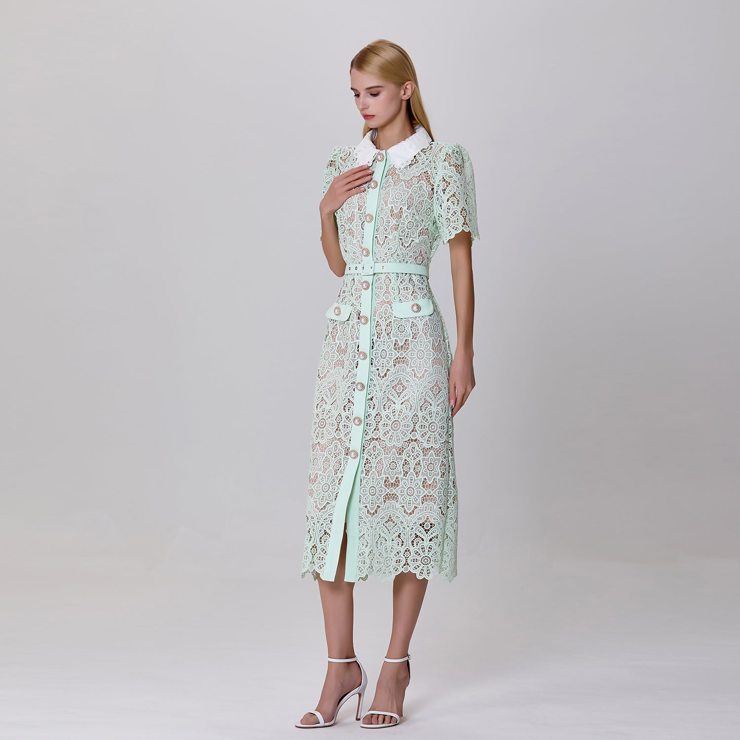 Robe boutonnée en dentelle transparente