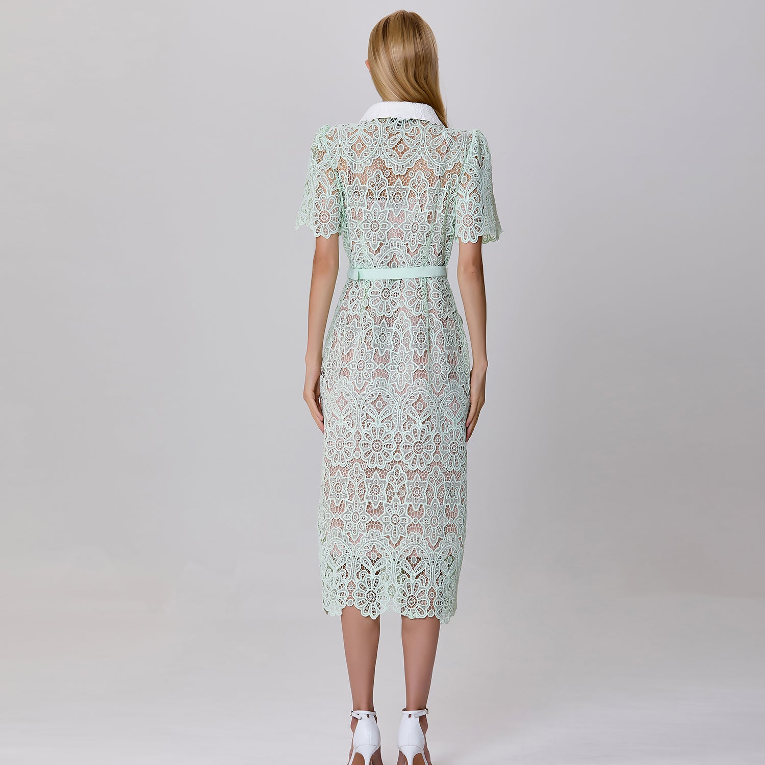 Robe boutonnée en dentelle transparente