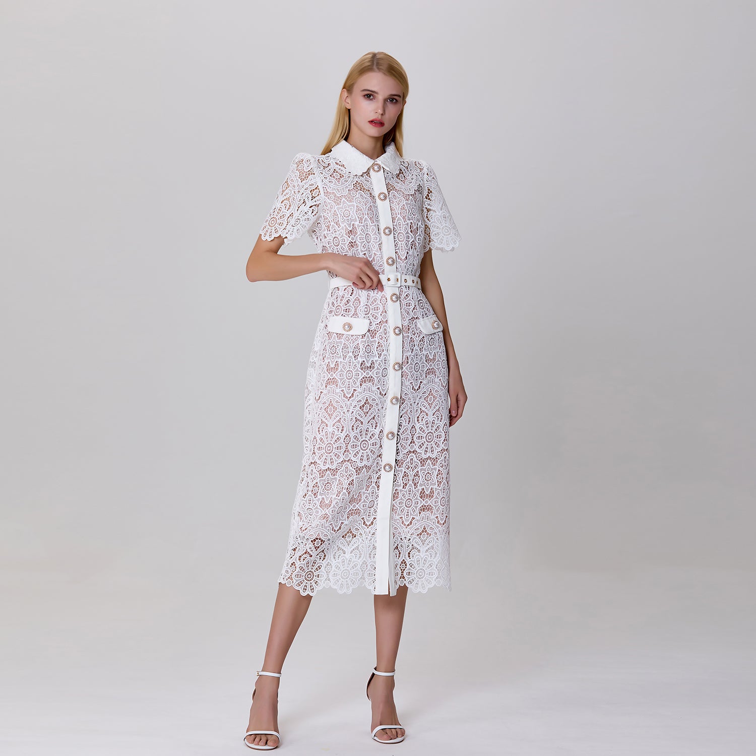 Robe boutonnée en dentelle transparente