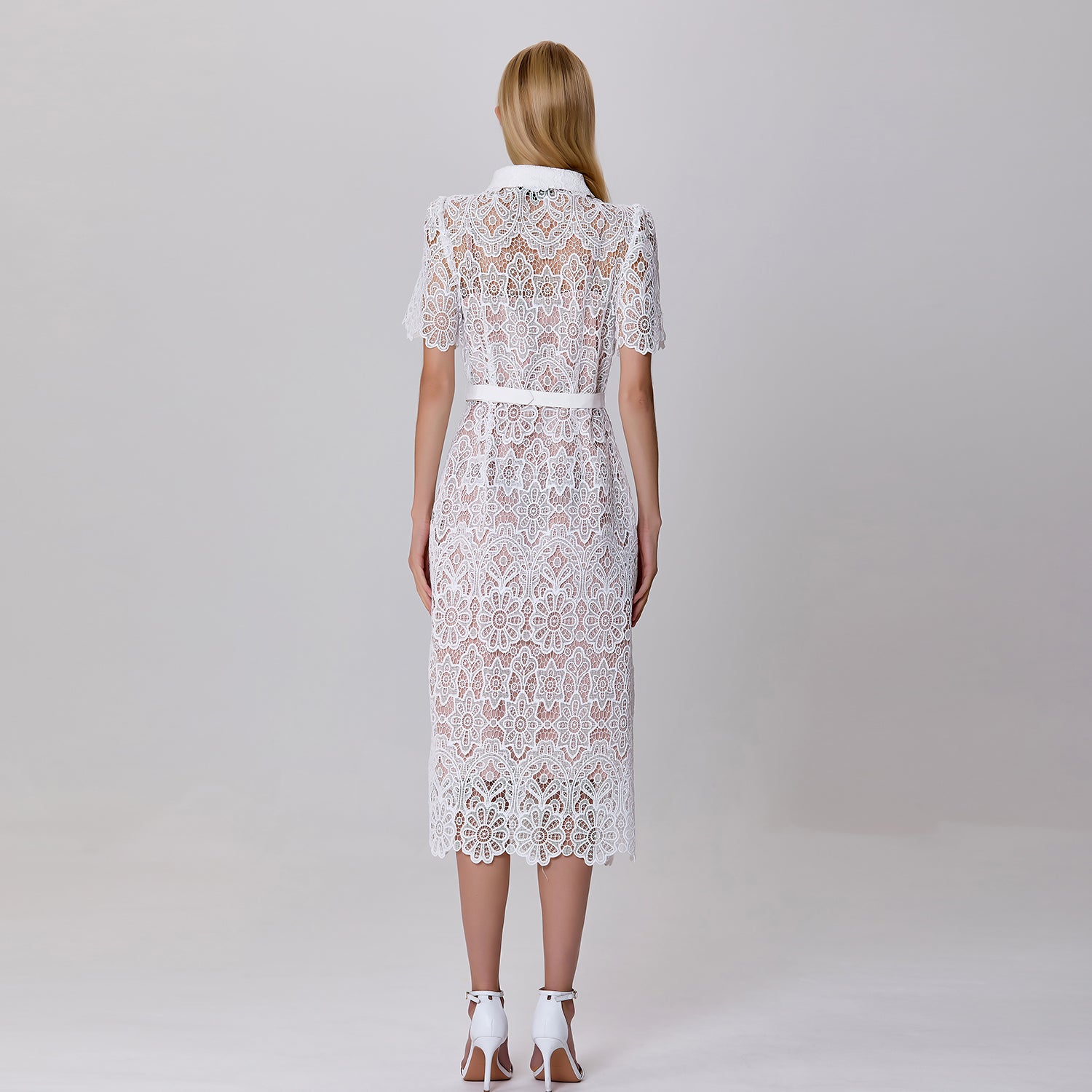 Robe boutonnée en dentelle transparente