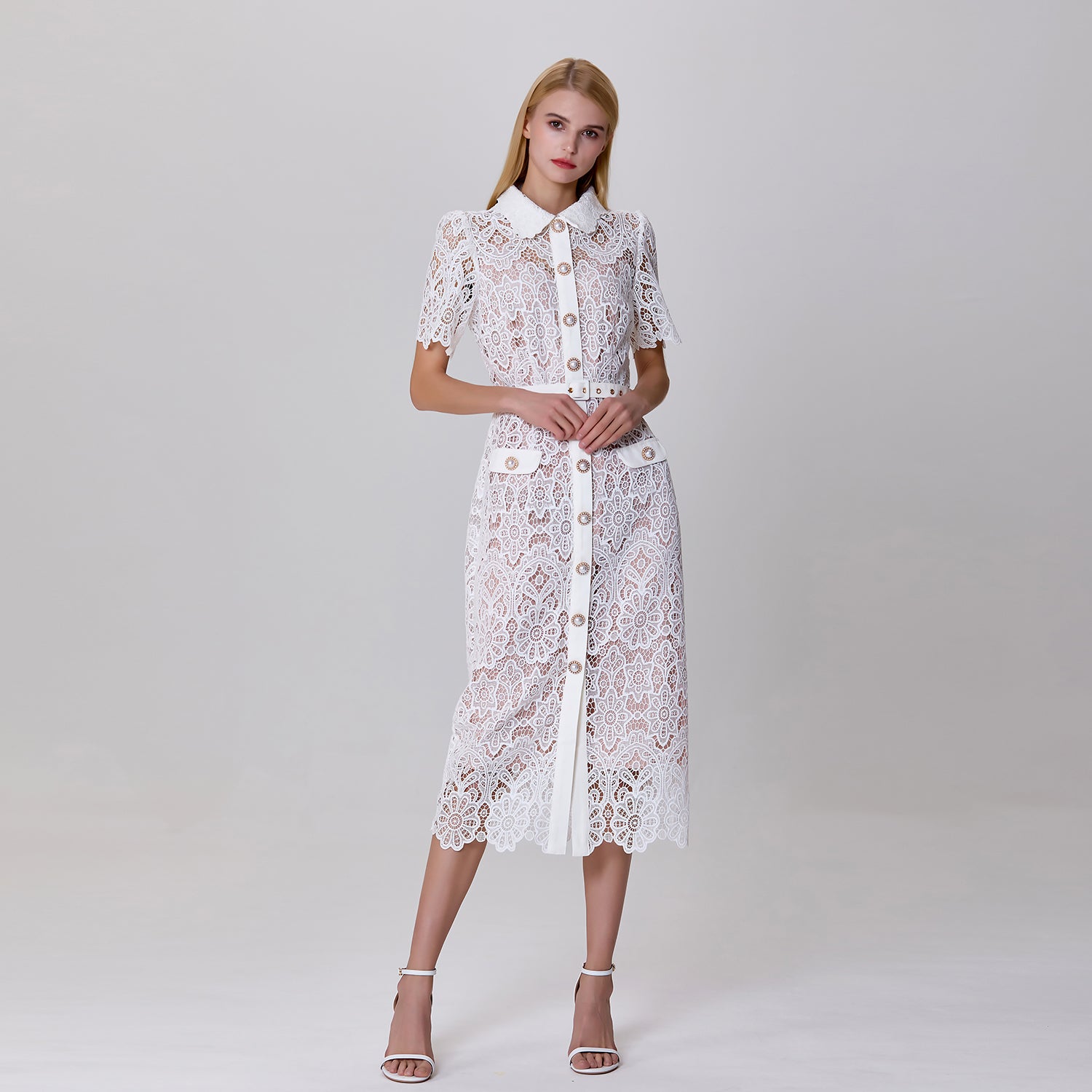 Robe boutonnée en dentelle transparente
