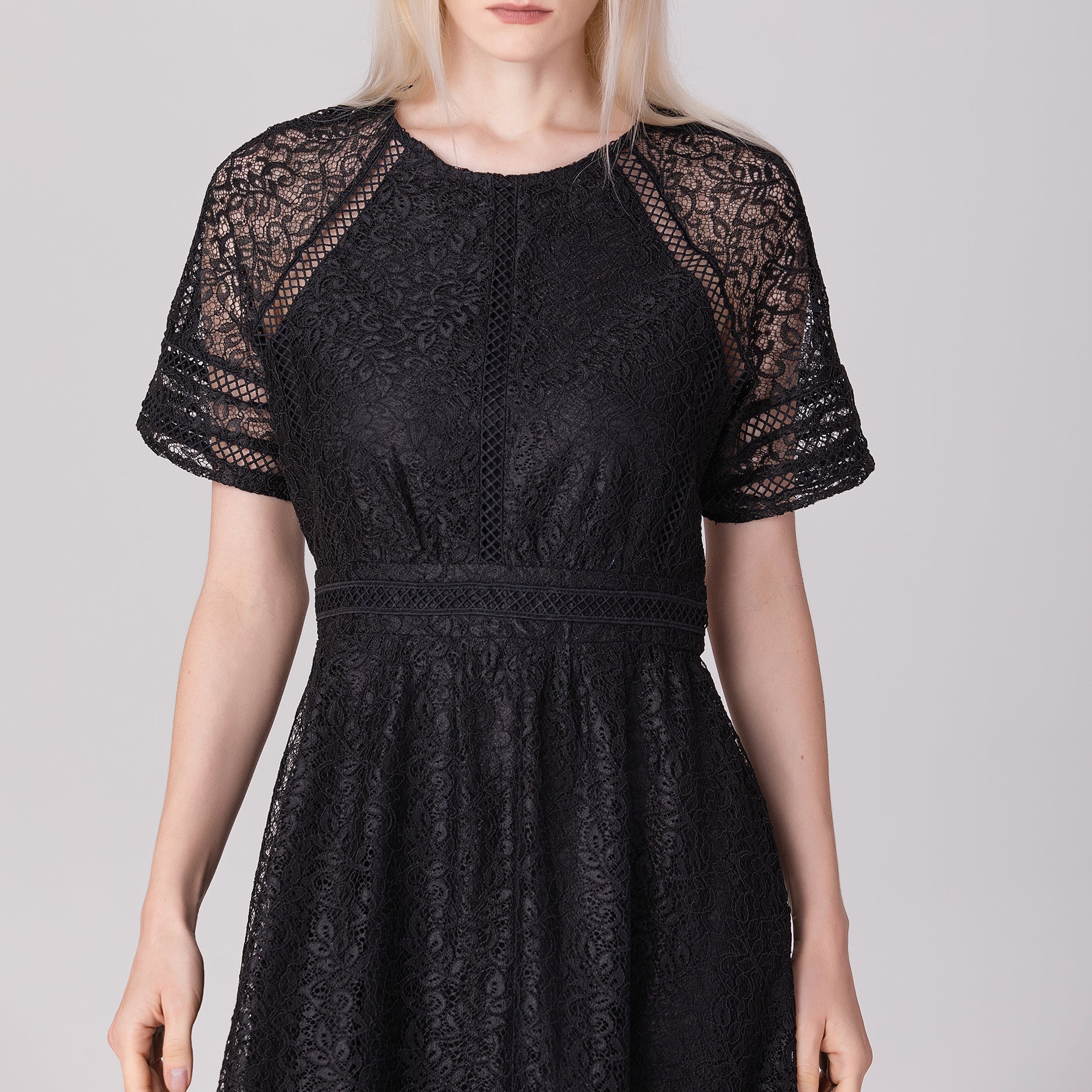 Robe dentelle évasée et galons