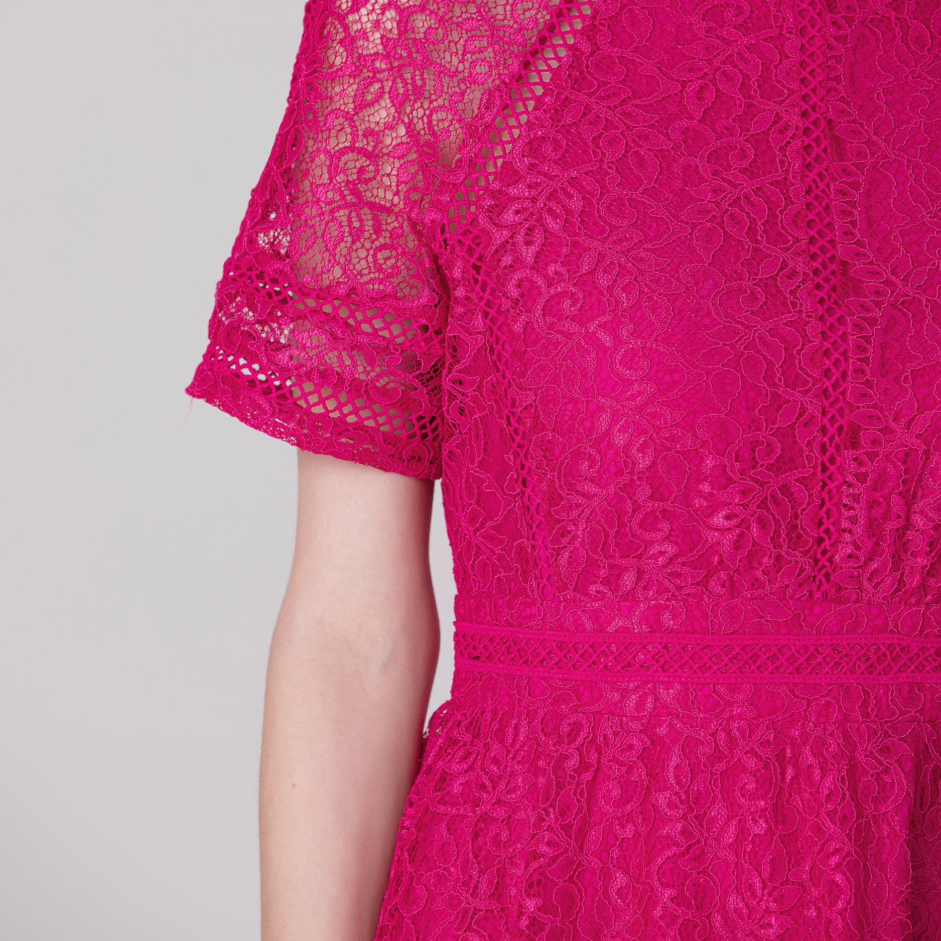 Robe dentelle évasée et galons