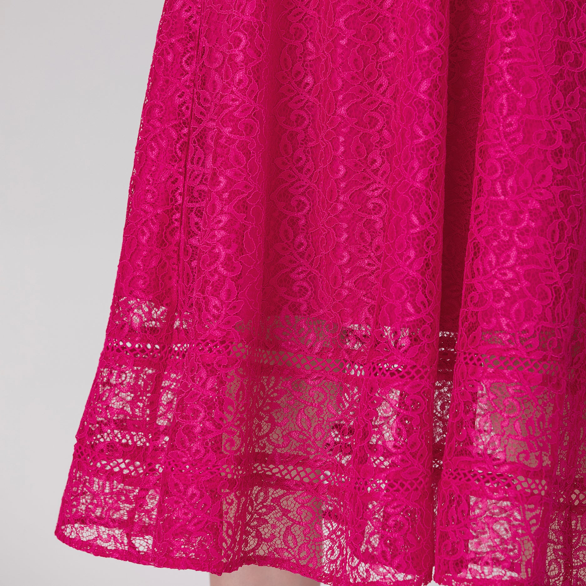 Robe dentelle évasée et galons
