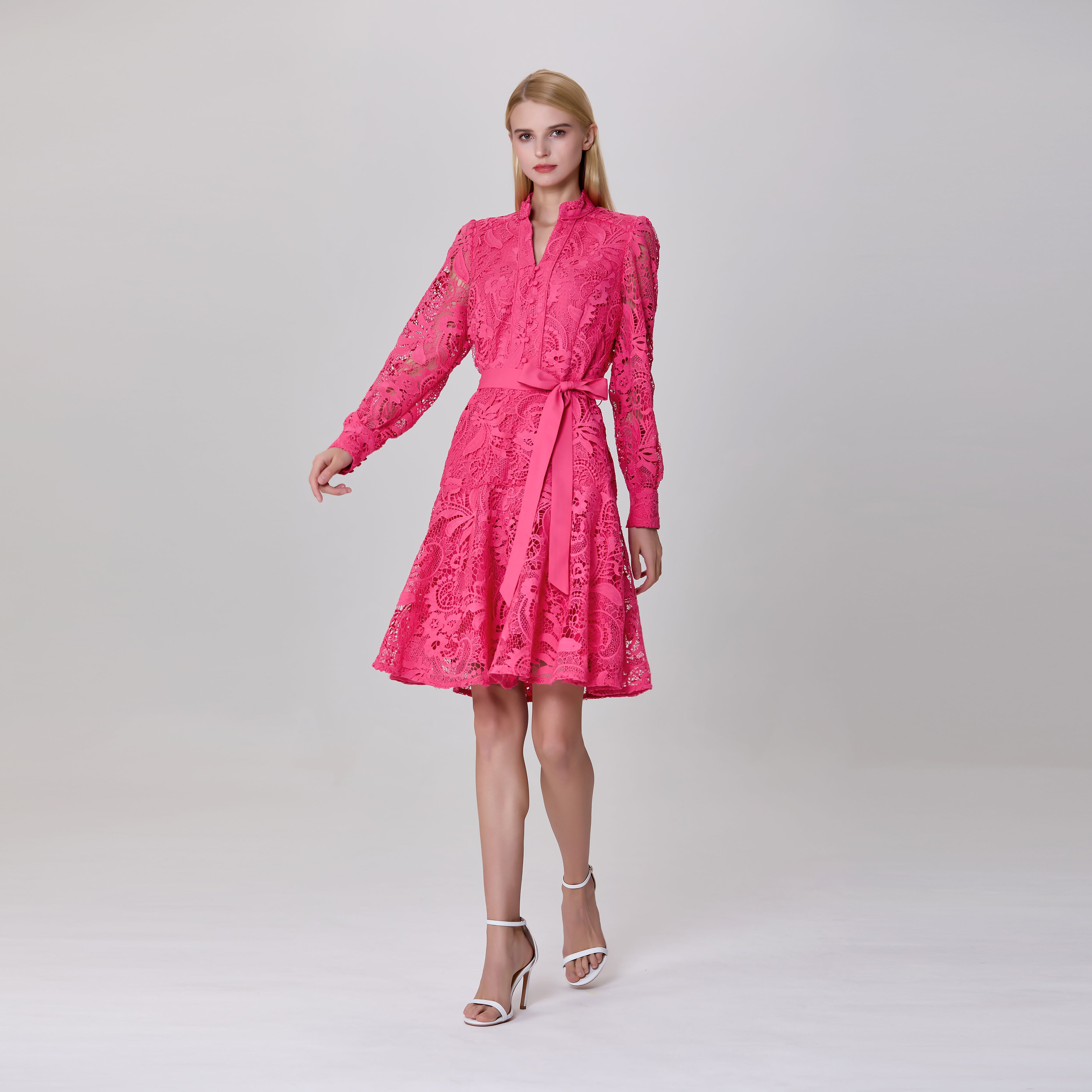 Robe courte à manches longues, tout en dentelle