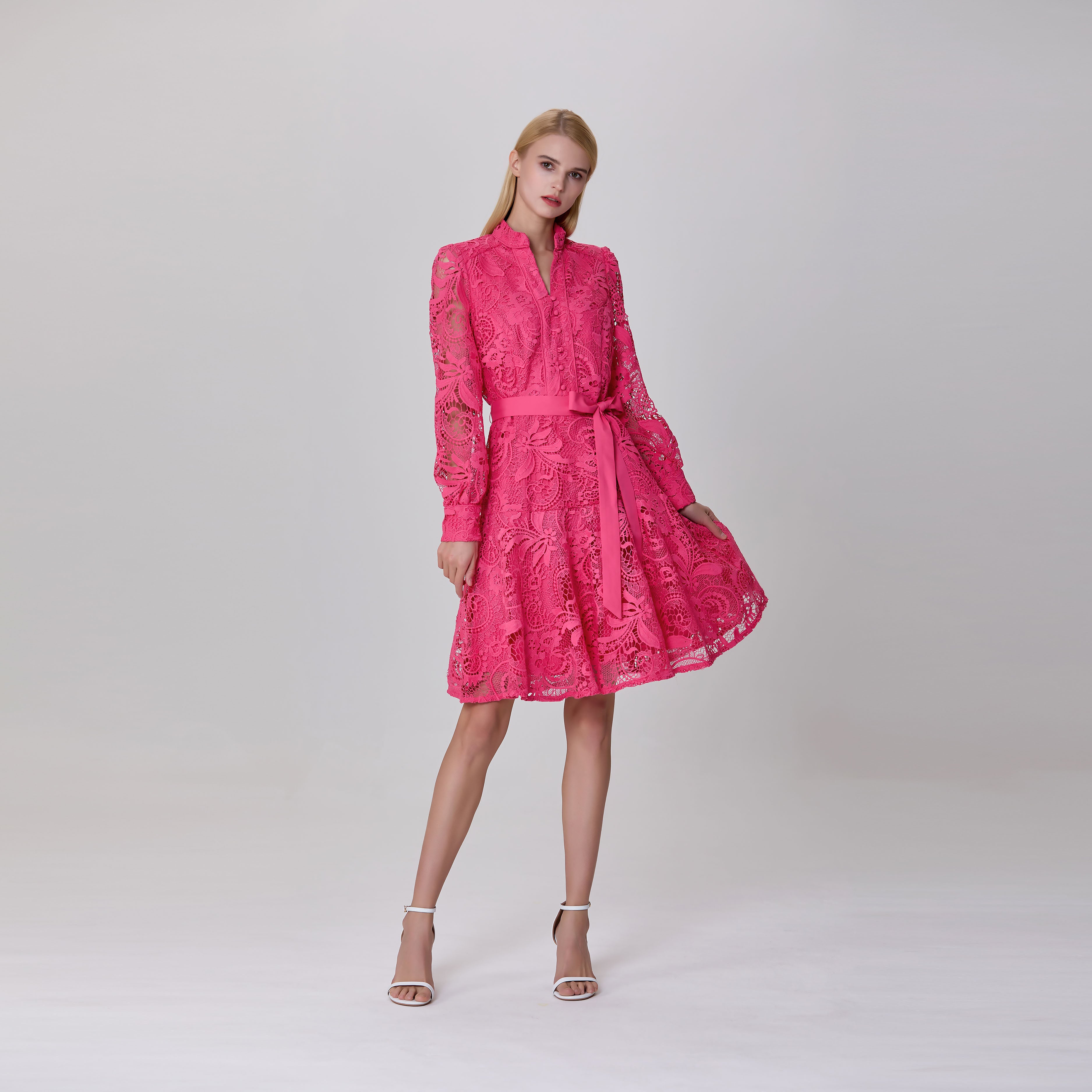 Robe courte à manches longues, tout en dentelle