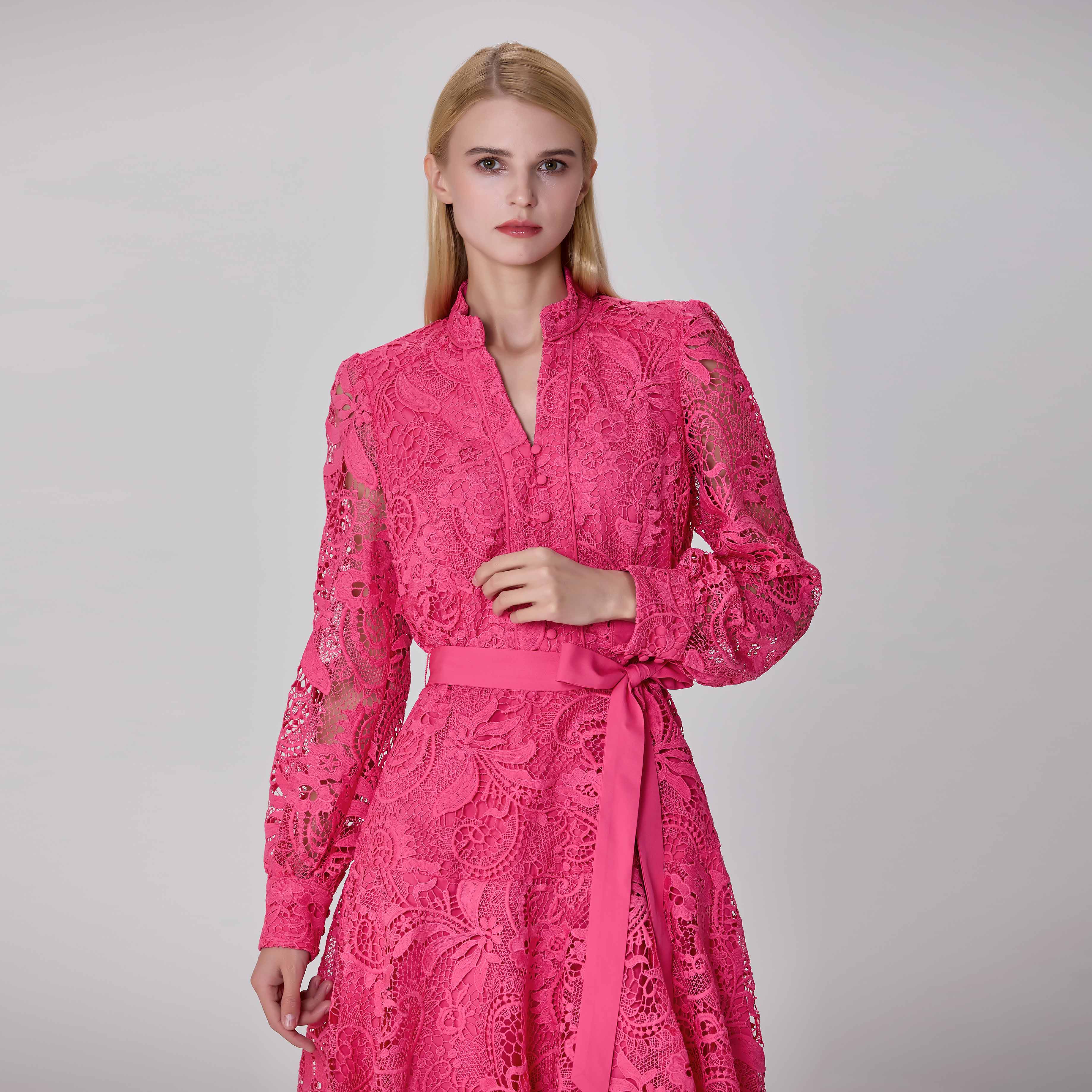 Robe courte à manches longues, tout en dentelle