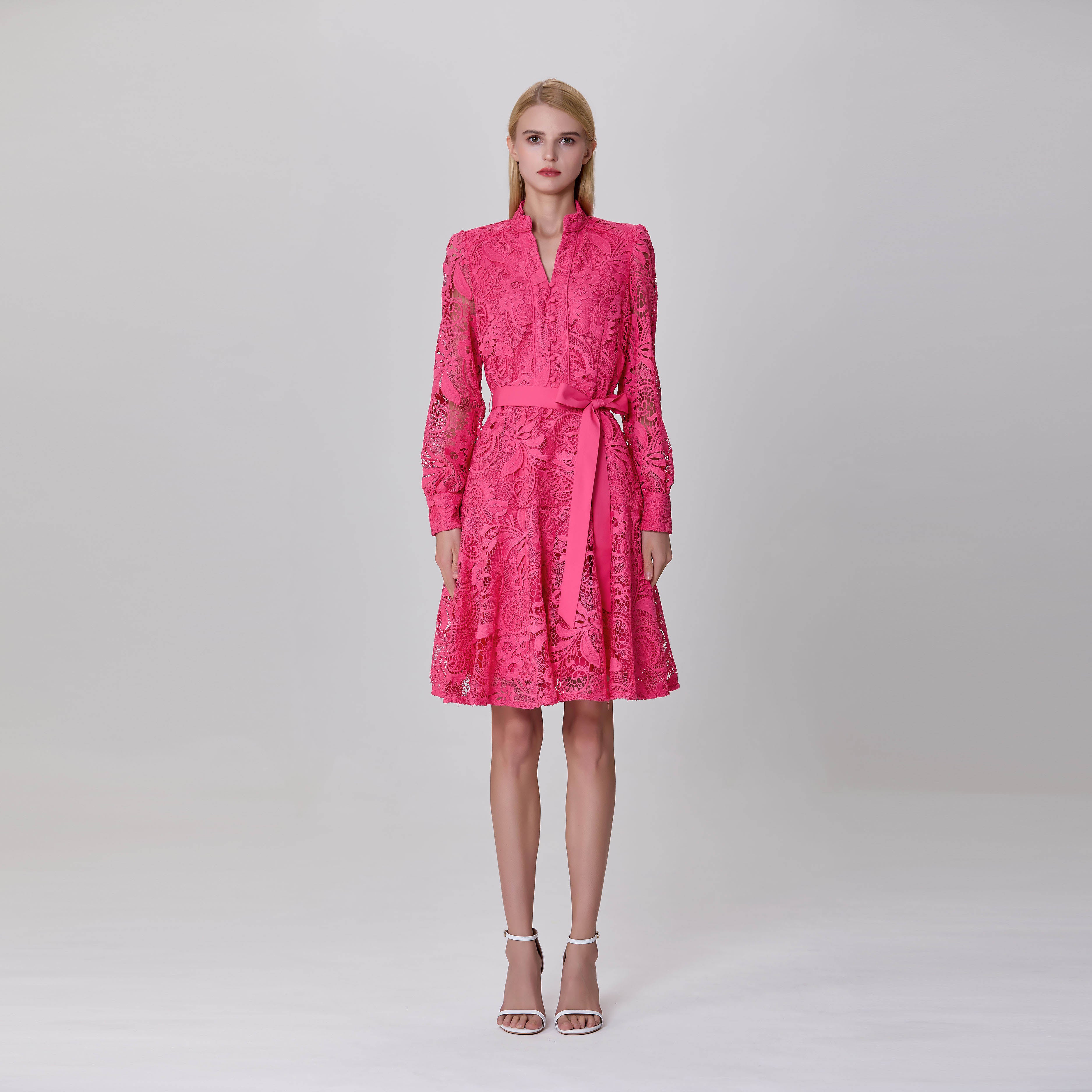 Robe courte à manches longues, tout en dentelle