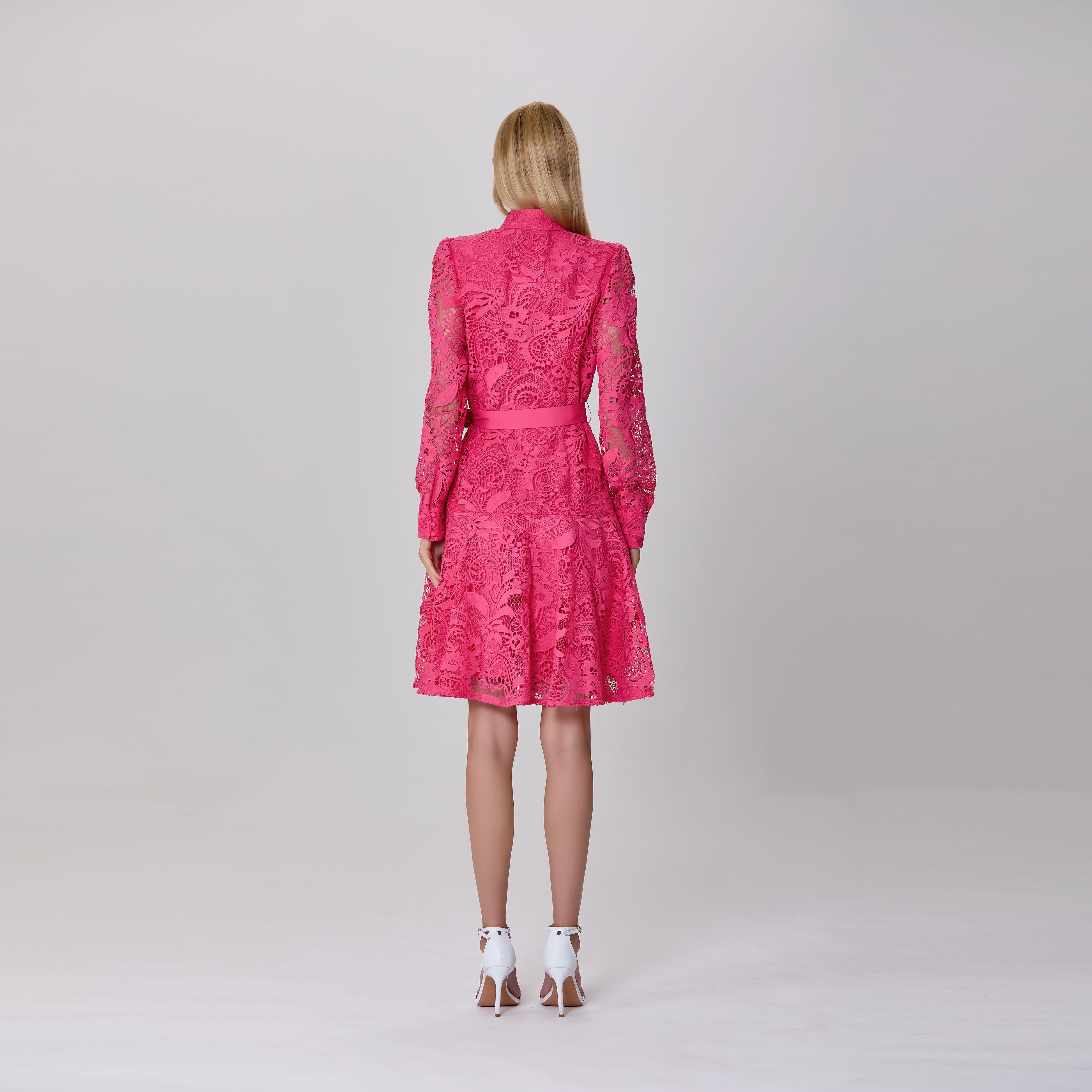 Robe courte à manches longues, tout en dentelle