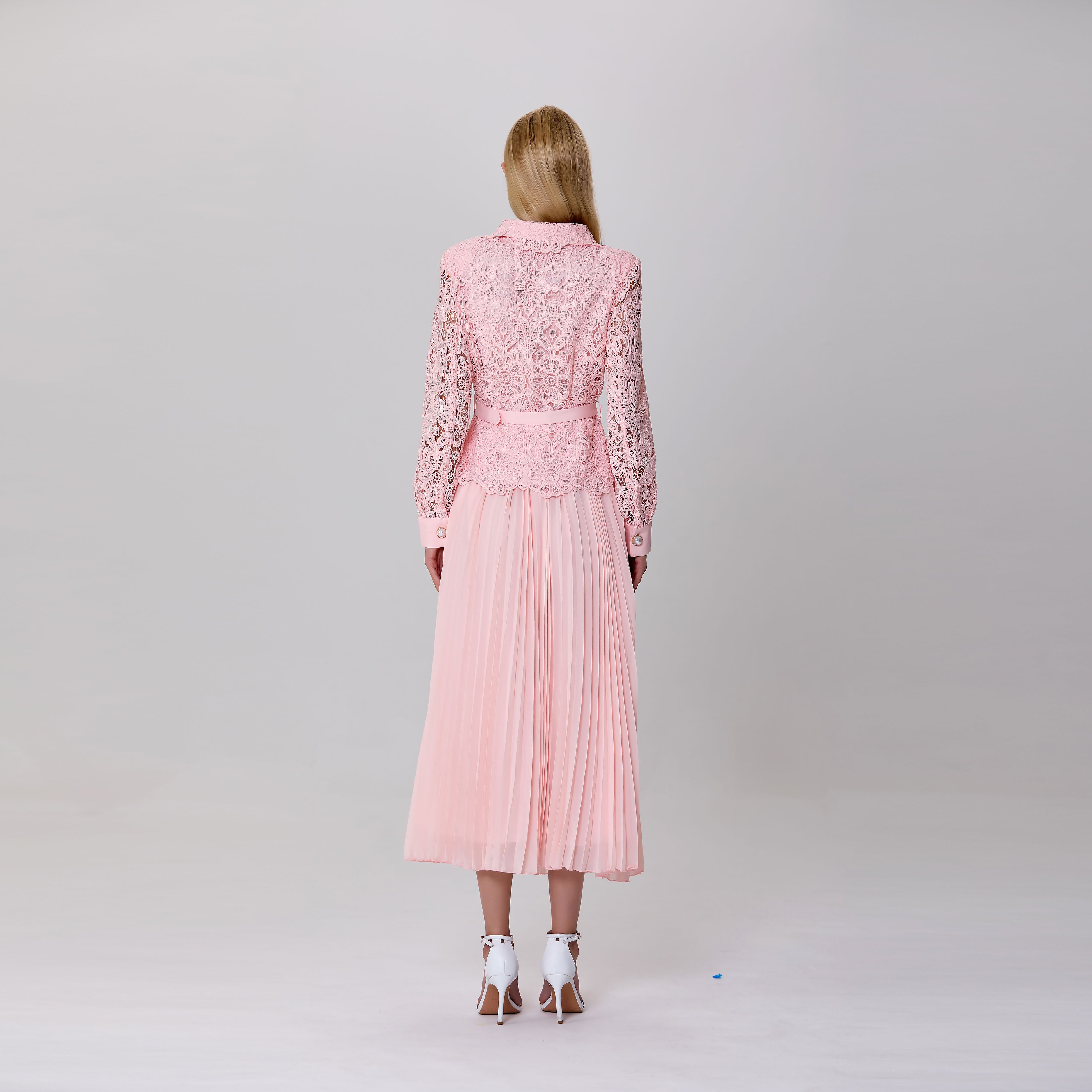 Robe tout-en-un avec veste en dentelle et jupe plissée