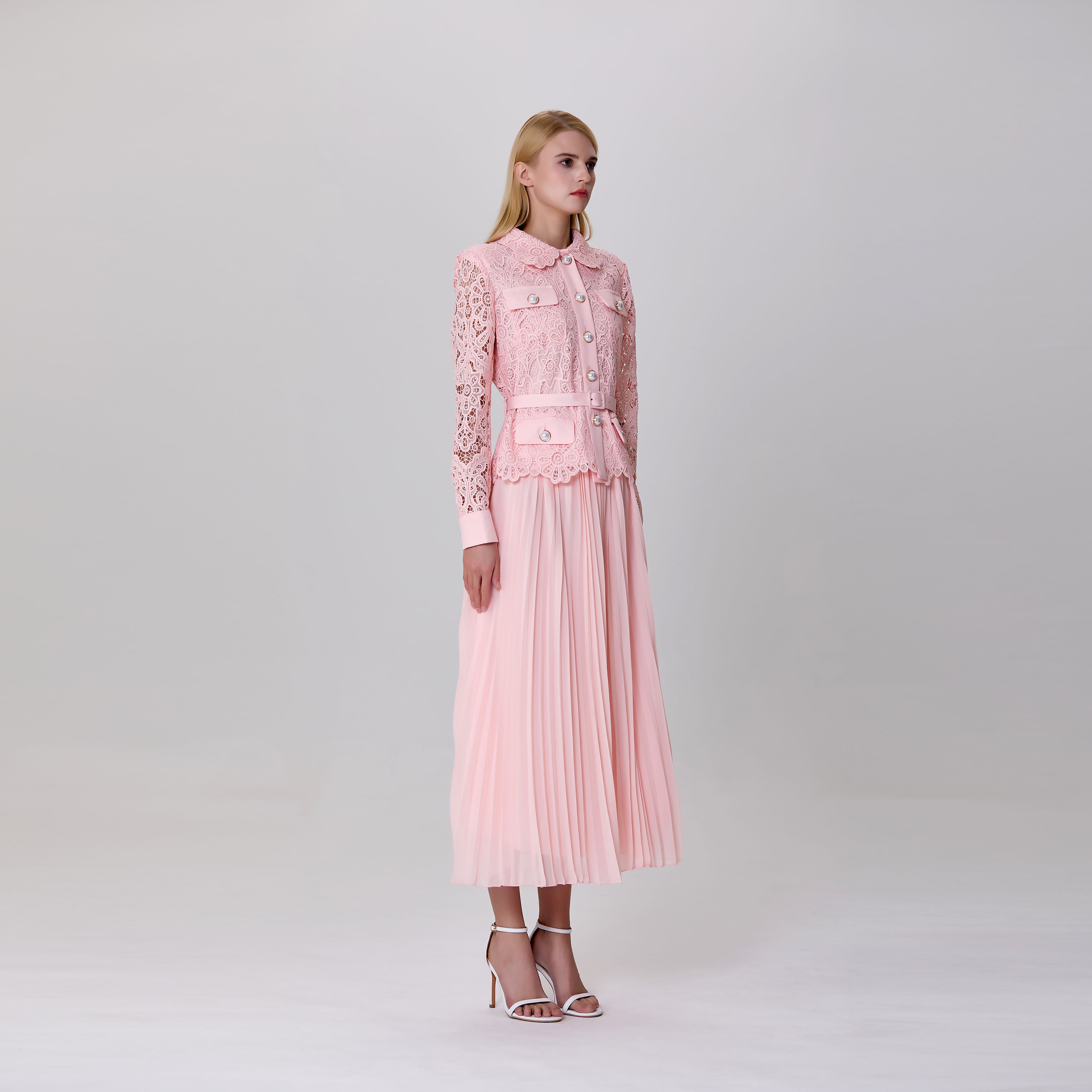 Robe tout-en-un avec veste en dentelle et jupe plissée