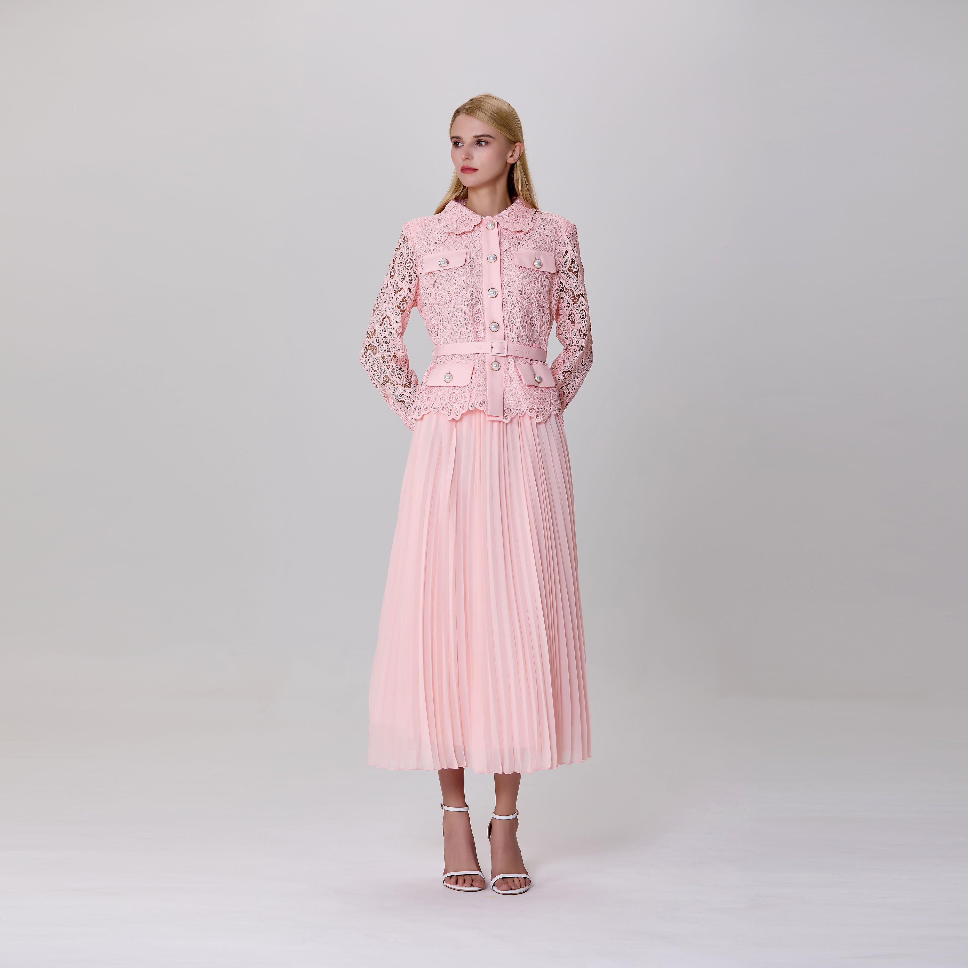 Robe tout-en-un avec veste en dentelle et jupe plissée